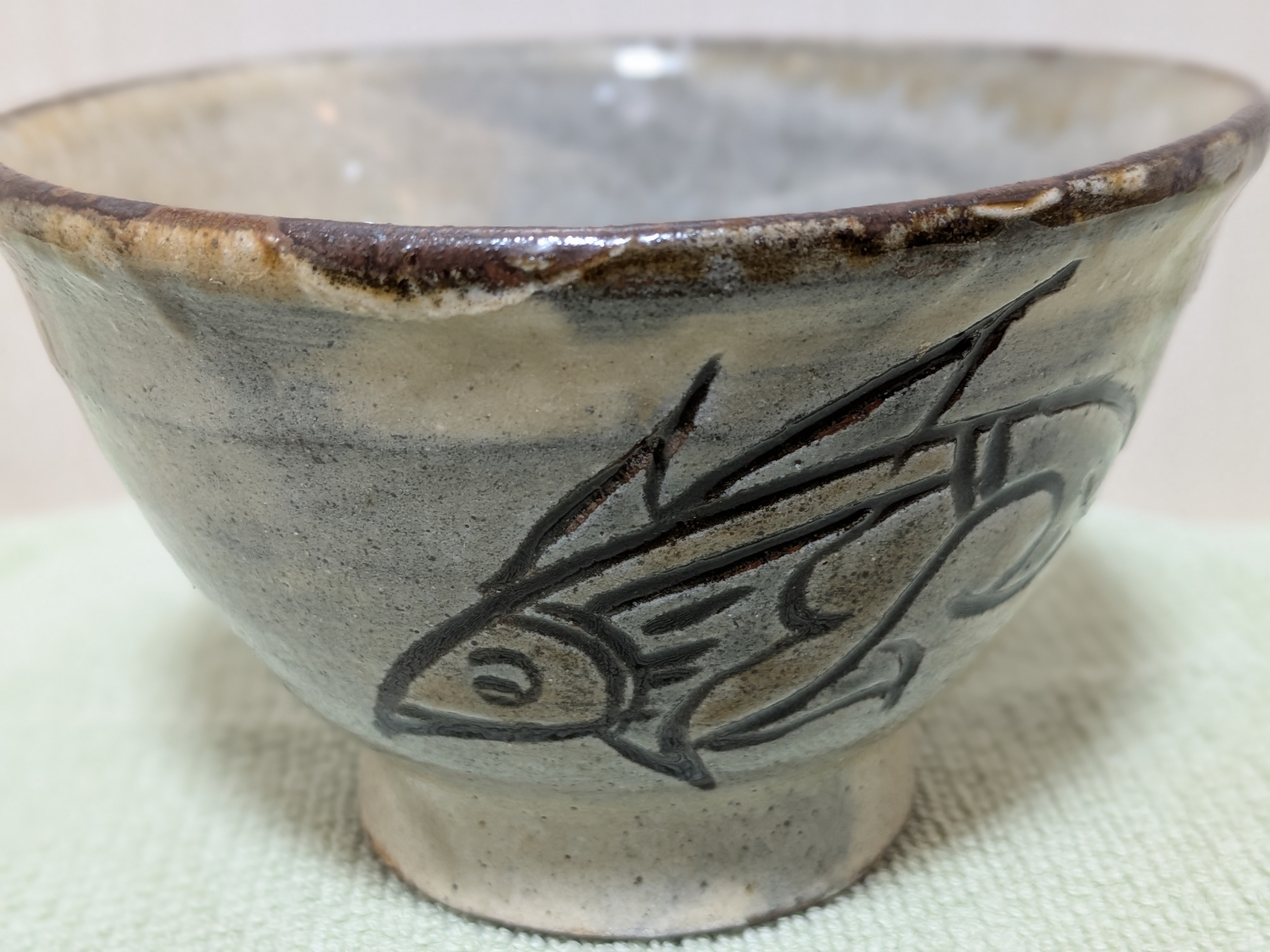 Jiro Kinjo Okinawan Yachimun Ceramic Bowl - Hand-Incised Fish Motif (魚紋) - image 2