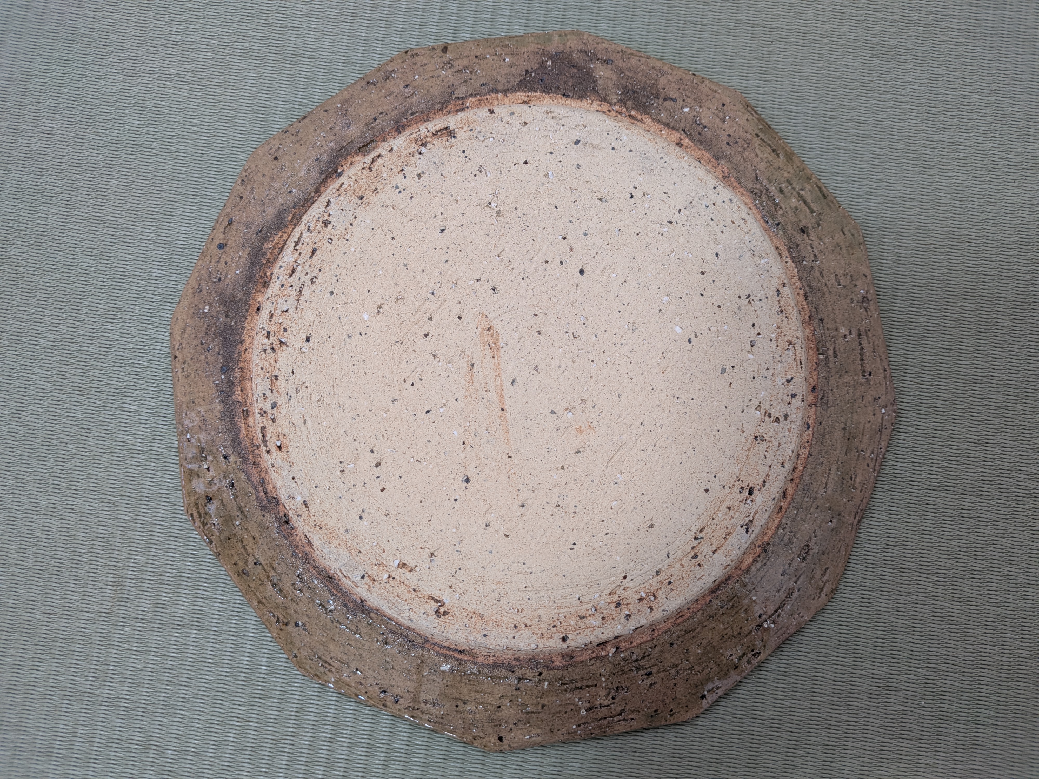 Okinawan Ryukyu Master Yachimun Ceramic Collection: Toubou Makiya Studio - Master Osamu Makiya (真喜屋 修) - Large Pine-Ash Glaze Octagonal Plate (Matsuhai-yu Tagakuzara L — 松灰釉多角皿 L) - thumbnail 5