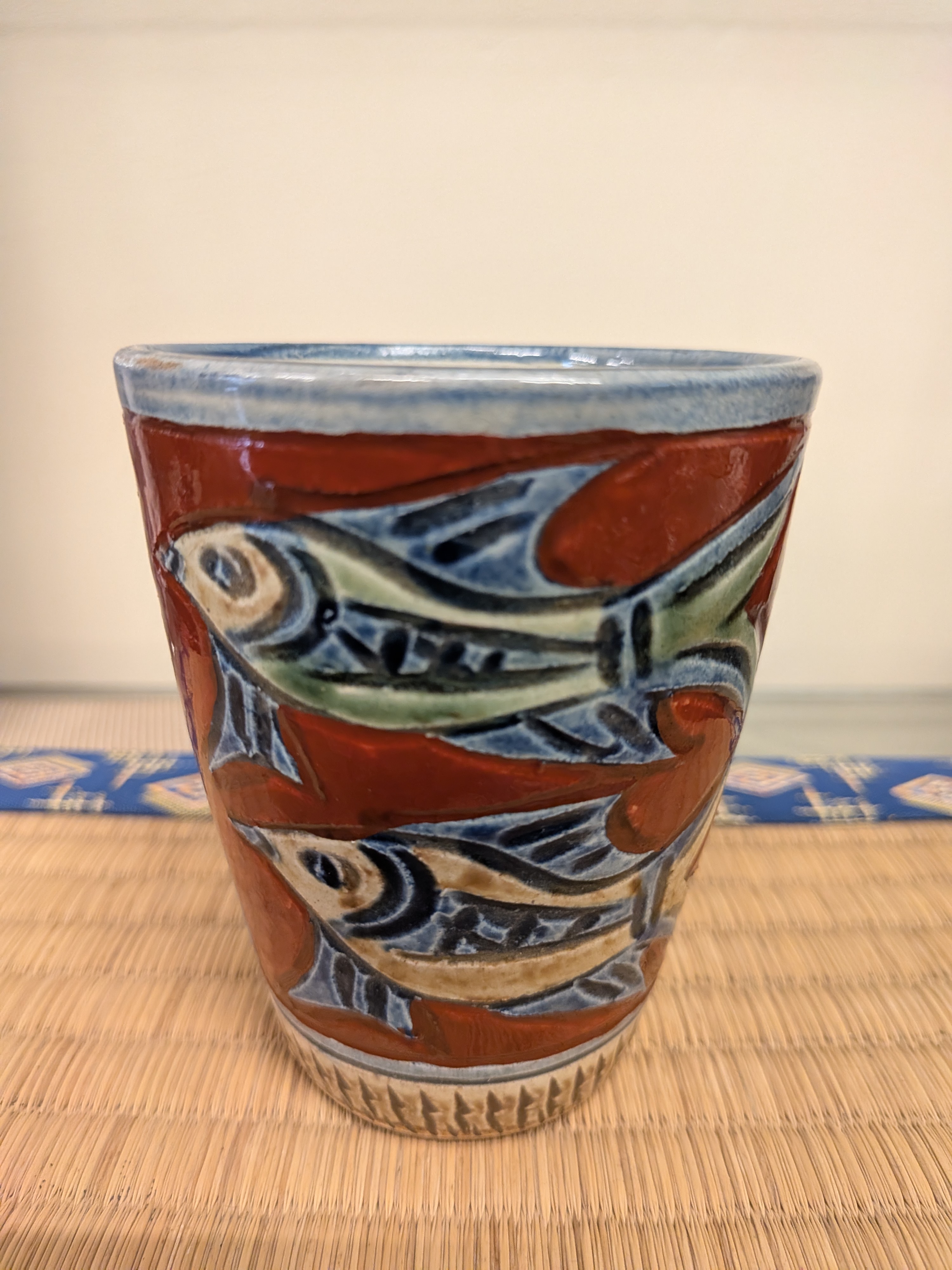 Okinawan Ryukyu Master Yachimun Ceramic Collection: Niou Kiln (仁王窯) & Arakaki Studio Lineage - Master Isao Arakaki (新垣 勲) - Hand-Carved Polychrome Fish-Motif Teacup, Gyomon Senbori Aka-e Yunomi - 魚紋線彫赤絵湯呑 - thumbnail 2