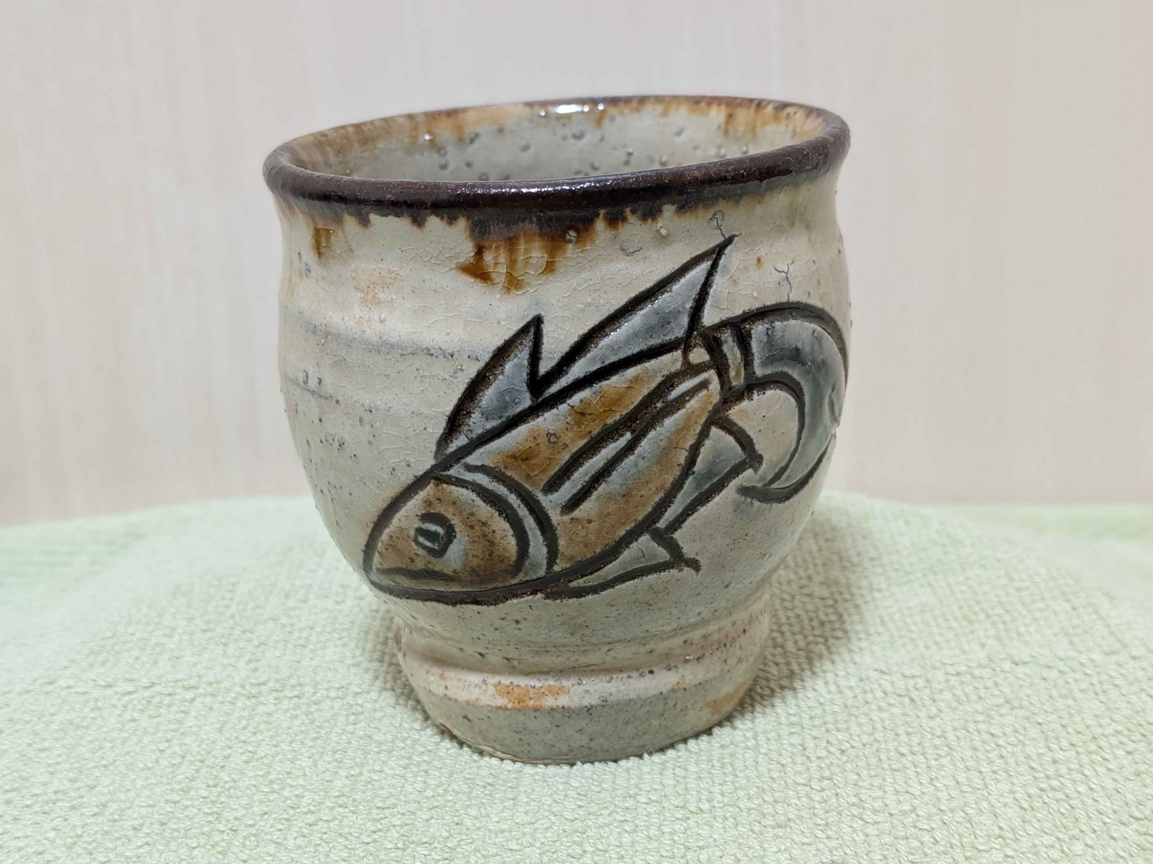 Jiro Kinjo Okinawan Yachimun Ceramic Yunomi Cup - Hand-Incised Fish Motif (魚紋)Description - image 4