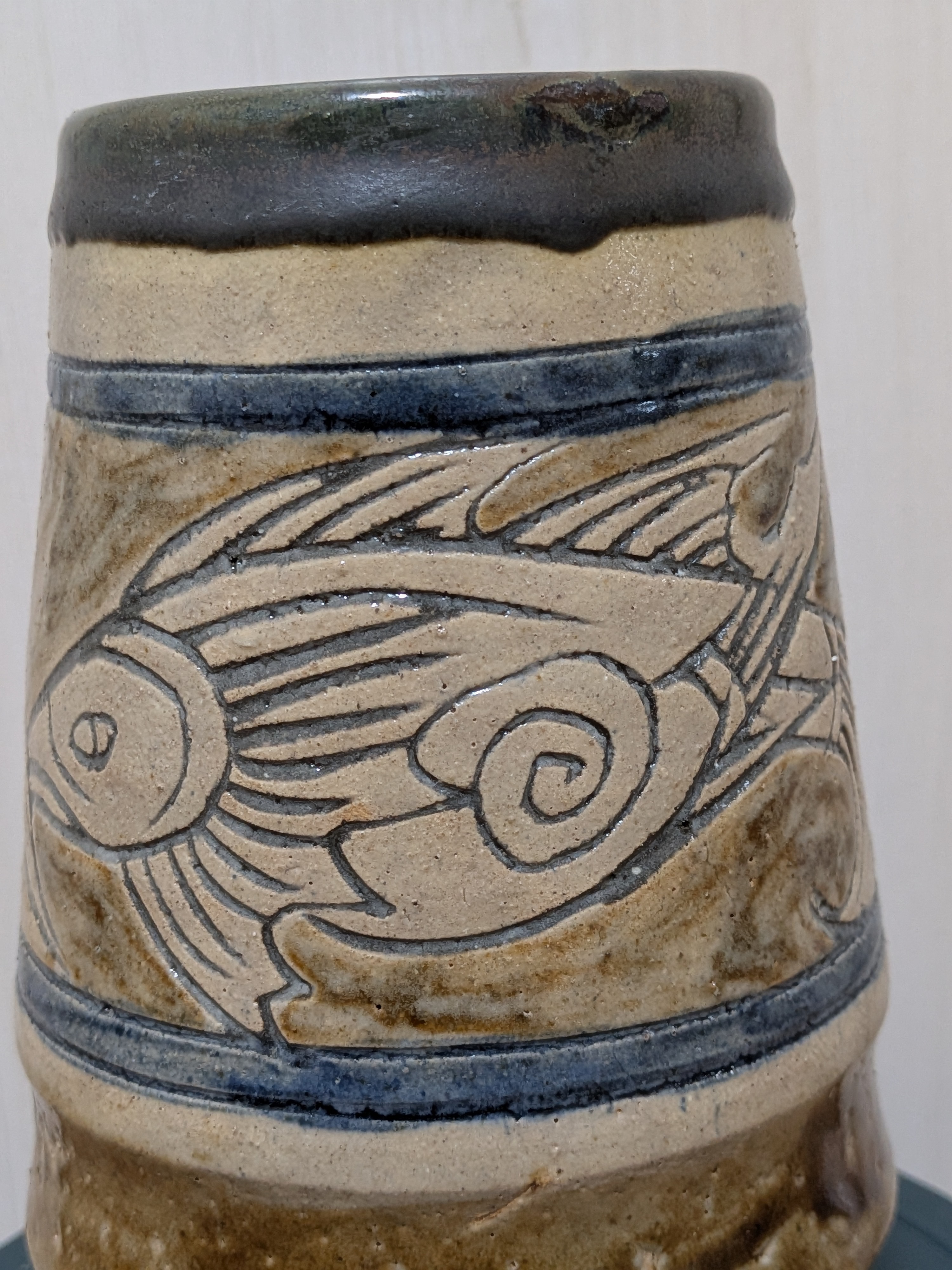 Jiro Kinjo Okinawan Yachimun Ceramic Vase - Hand-Incised Fish Motif (魚紋) - thumbnail 2