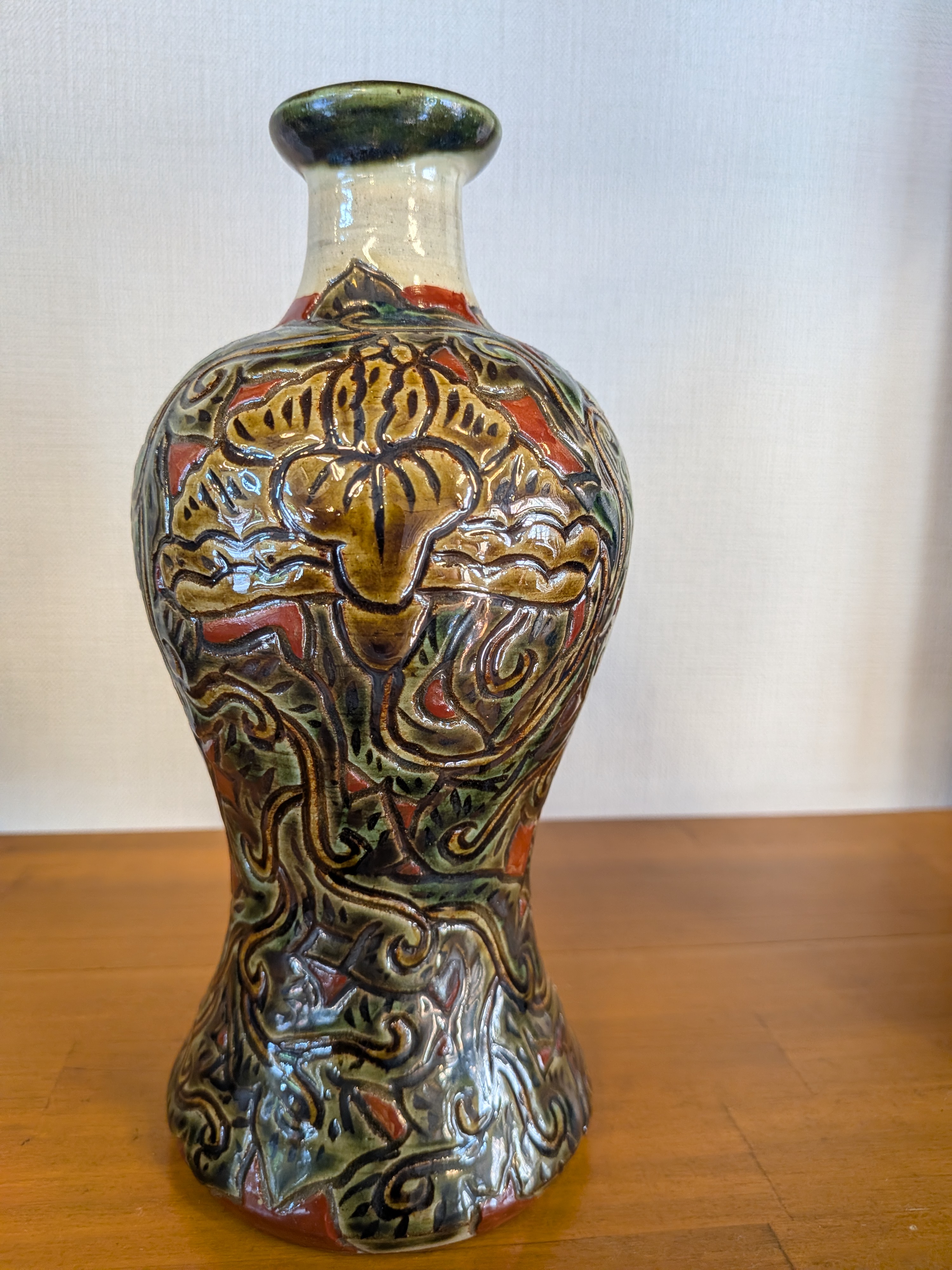 Okinawan Ryukyu Master Yachimun Ceramic Collection: Tousai Gallery Collection - Master Katsumi Arakaki (新垣 克三): High-Relief Slip-Trailed Floral-Scroll Vase, Itchin Karakusa-mon Aka-e Kabin - イチチン唐草文赤絵花瓶 - image 1