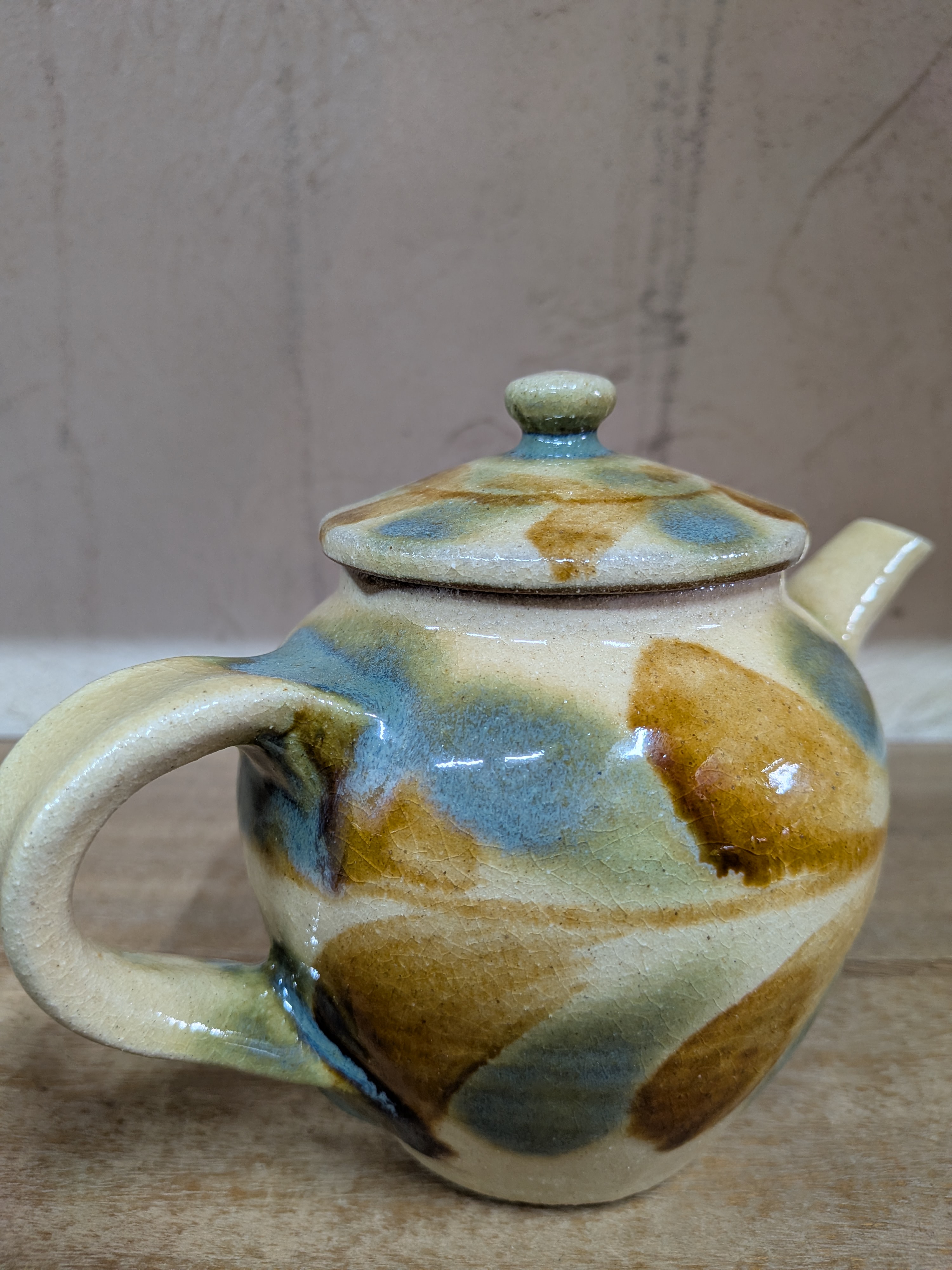 Okinawan Ryukyu Yachimun Fine Art Ceramic Collection: Yomitanzan-Yaki Kita-Gama Studio - Kyōshi Matsuda (松田 共司), Traditional Sansai Splash-Pattern Teapot, Sansai Ame-yu / Gosu Teapot - 三彩 飴釉・呉須 - thumbnail 2