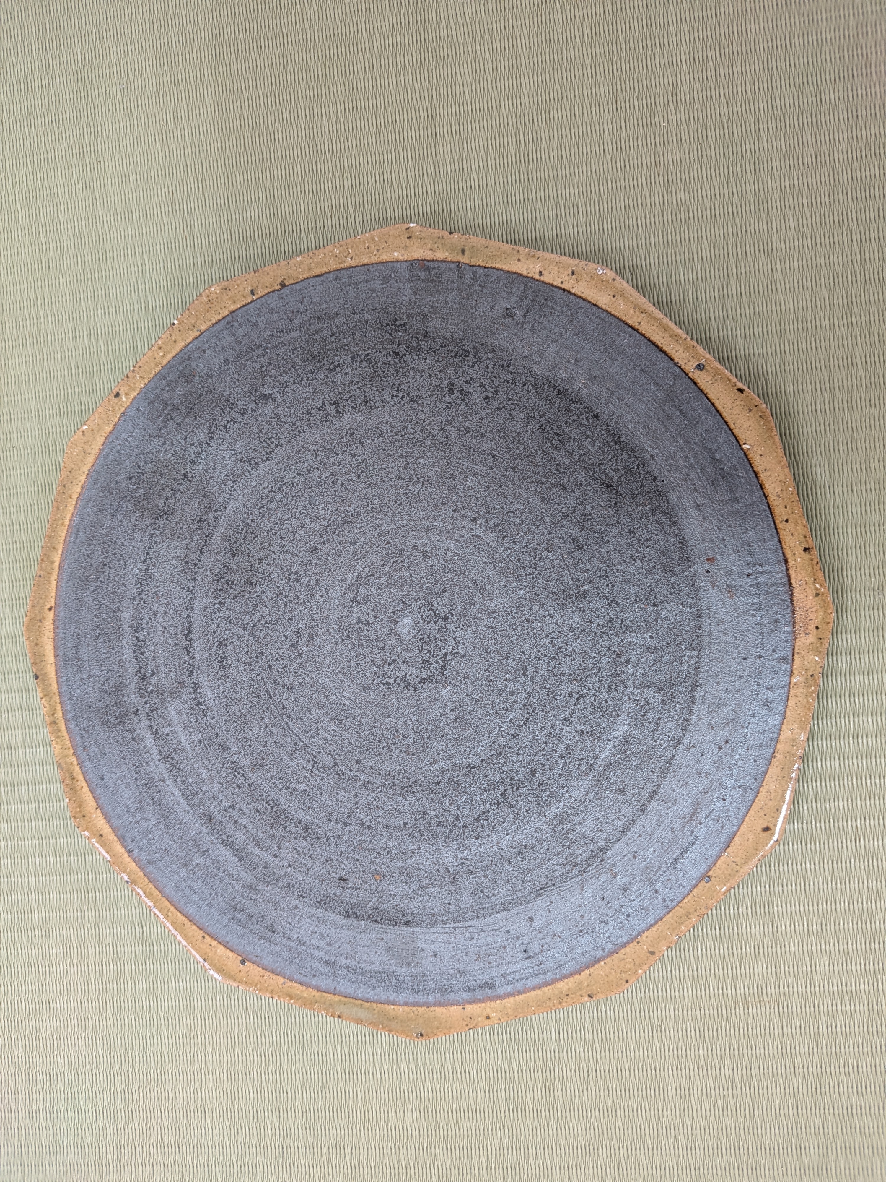 Okinawan Ryukyu Master Yachimun Ceramic Collection: Toubou Makiya Studio - Master Osamu Makiya (真喜屋 修) - Large Pine-Ash Glaze Octagonal Plate (Matsuhai-yu Tagakuzara L — 松灰釉多角皿 L) - thumbnail 1