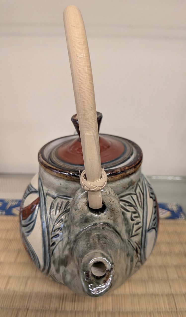 Okinawan Ryukyu Master Yachimun Ceramic Collection: Niou Kiln (仁王窯) & Arakaki Studio Lineage - Master Isao Arakaki (新垣 勲) - Hand-Carved Polychrome Fish-Motif Teapot, Gyomon Senbori Aka-e Kyusu - 魚紋線彫赤絵急須 - thumbnail 2