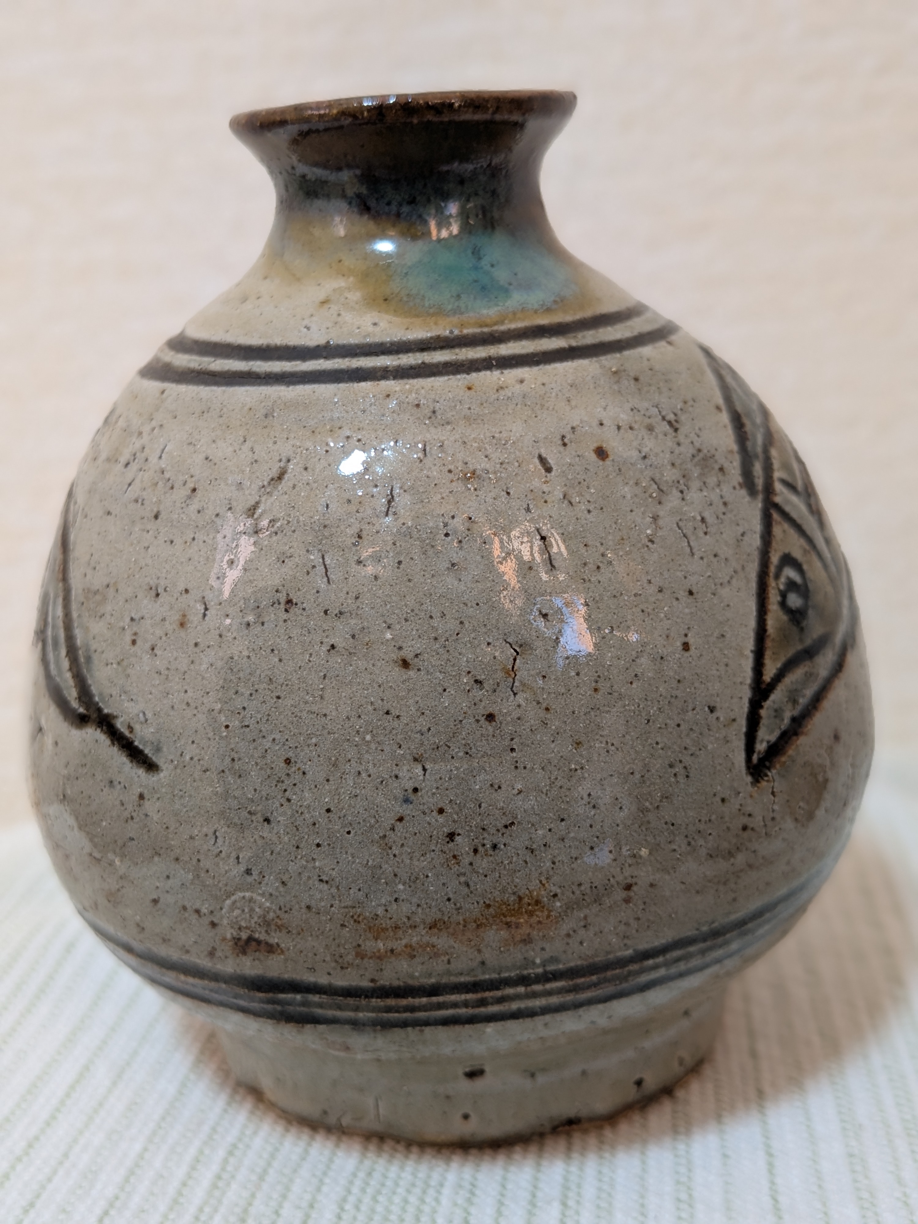 Jiro Kinjo Okinawan Yachimun Ceramic Vase - Hand-Incised Fish Motif (魚紋) - image 4