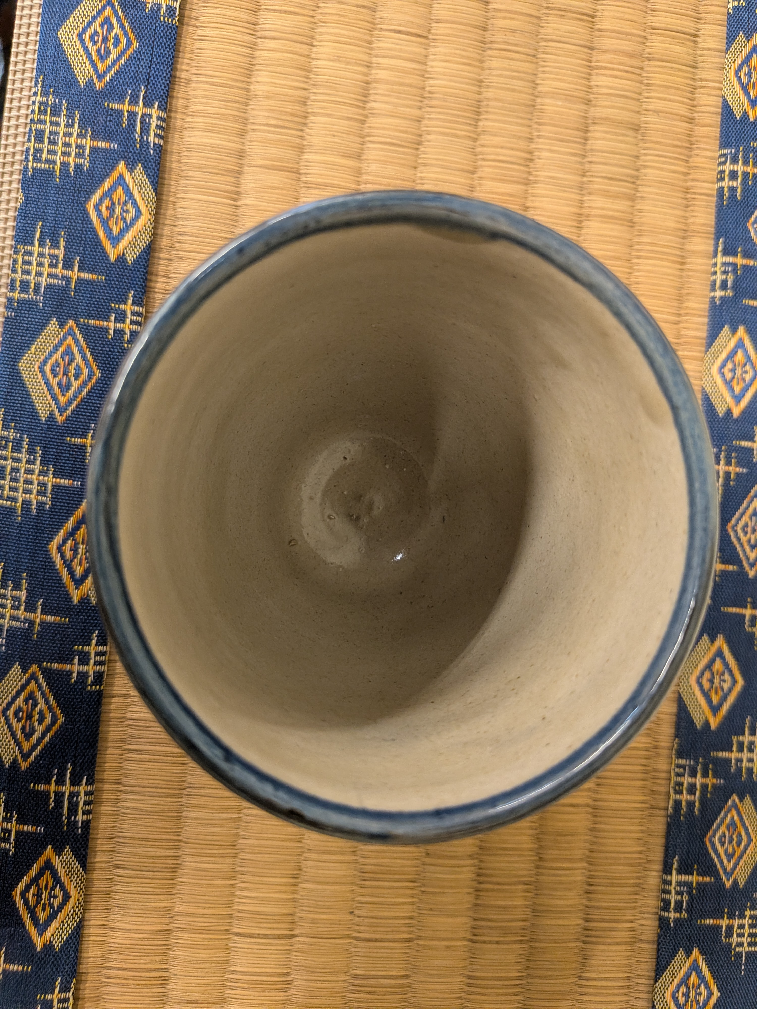 Okinawan Ryukyu Master Yachimun Ceramic Collection: Niou Kiln (仁王窯) & Arakaki Studio Lineage - Master Isao Arakaki (新垣 勲) - Hand-Carved Polychrome Fish-Motif Teacup, Gyomon Senbori Aka-e Yunomi - 魚紋線彫赤絵湯呑 - thumbnail 3