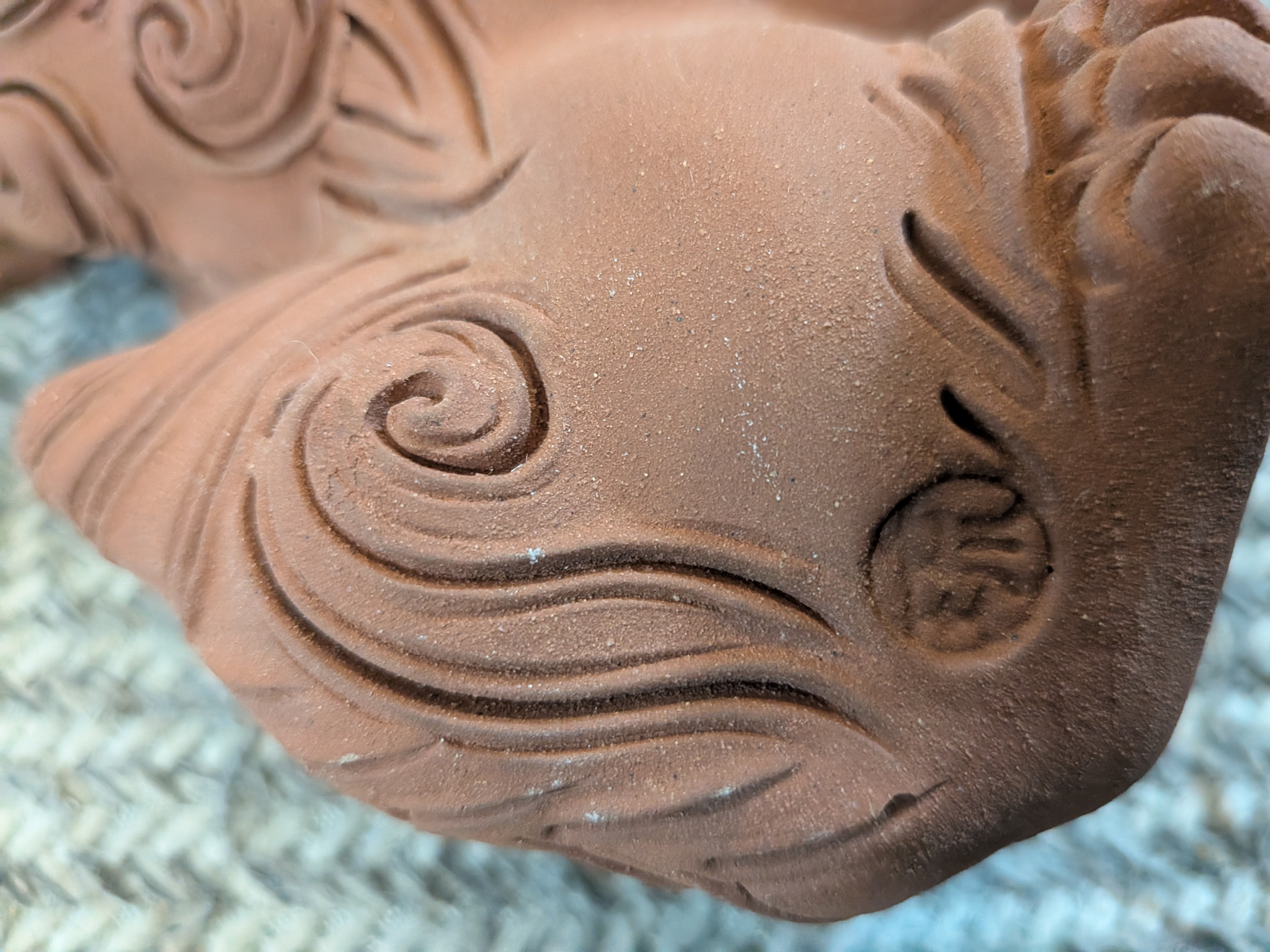 Okinawan Ryukyu Guardian Collection: Master Potter Katsunosuke Futamata (二俣勝之助) - Handcrafted Unglazed “Akyamu” Shisa Guardian Statues, Pair (赤土無釉シーサー一対) - thumbnail 2