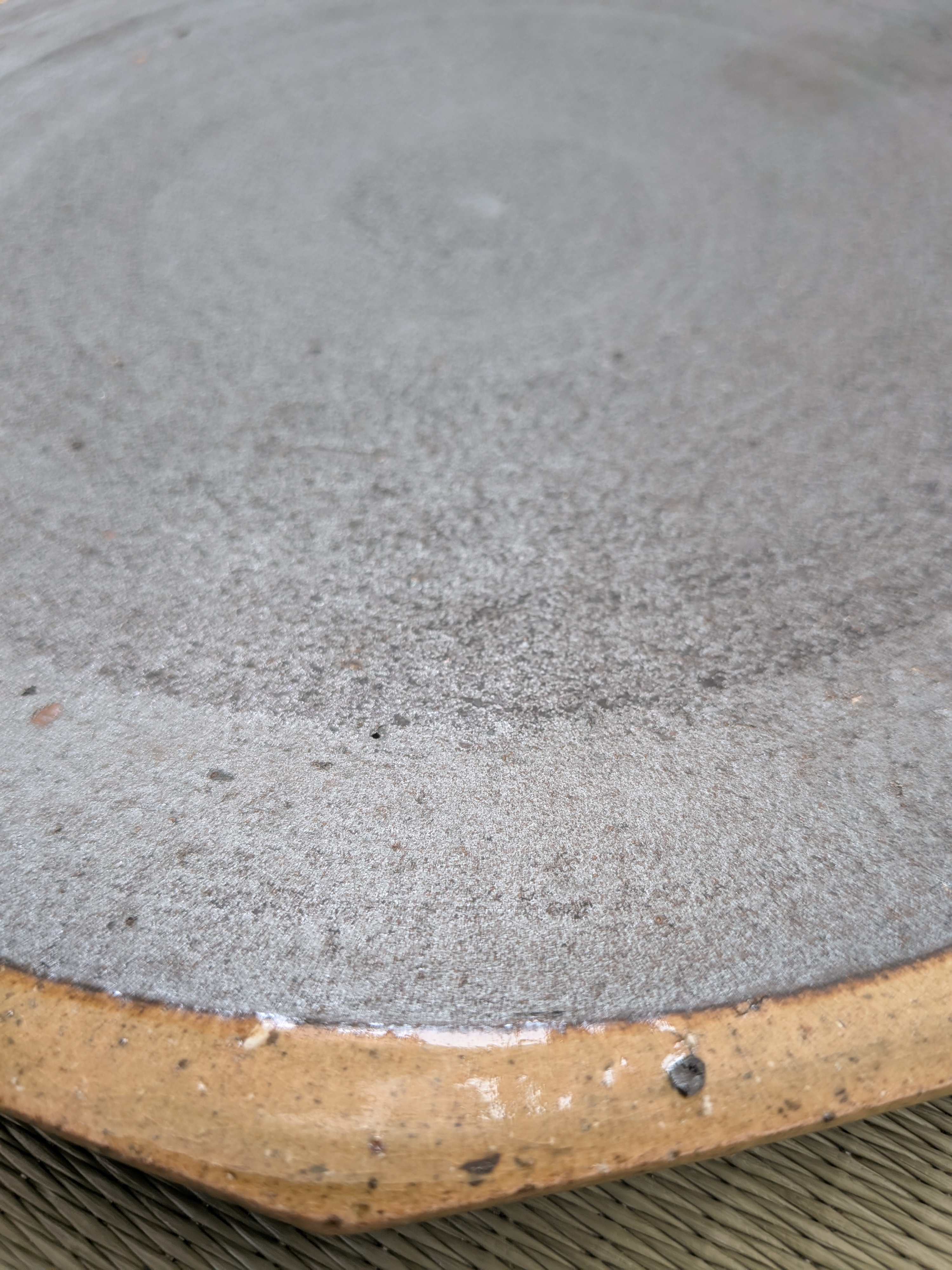 Okinawan Ryukyu Master Yachimun Ceramic Collection: Toubou Makiya Studio - Master Osamu Makiya (真喜屋 修) - Large Pine-Ash Glaze Octagonal Plate (Matsuhai-yu Tagakuzara L — 松灰釉多角皿 L) - image 2