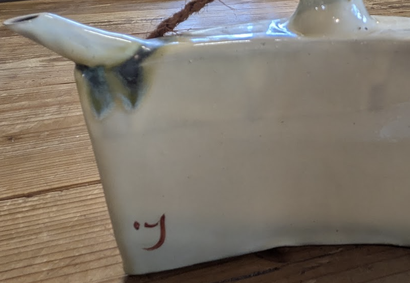 Okinawan Ryukyu Historic Clay Collection: Master Tsunehide Shimabukuro (島袋常秀) - Handcrafted Okinawan Yachimun “Dakibin” Crescent Sake Flask / Vessel (抱瓶・魚紋) - image 4