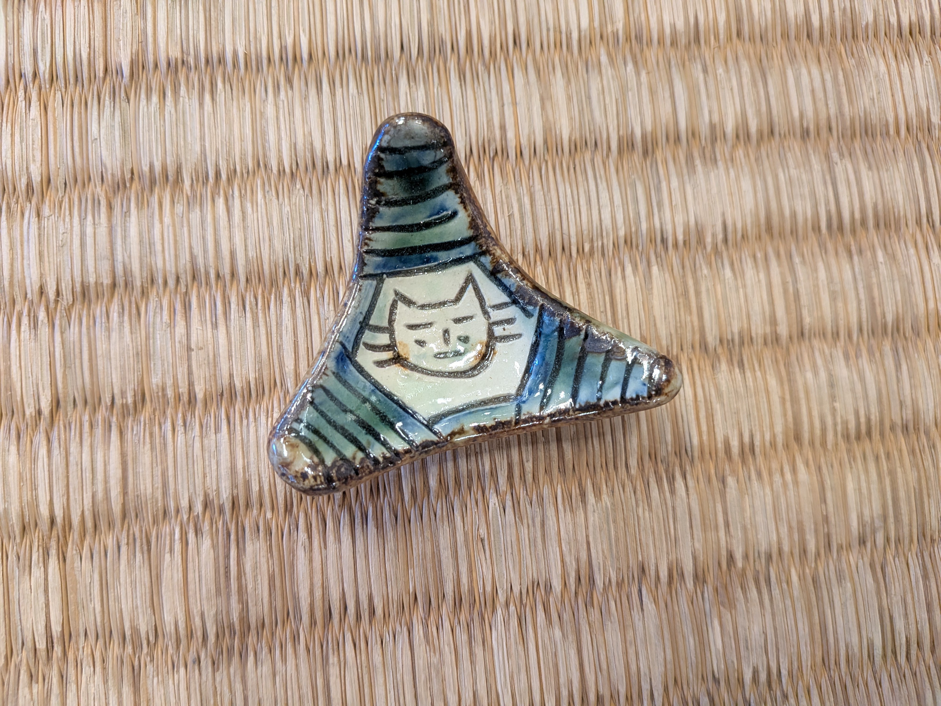 Okinawan Yomitan Yachimun no Sato Pottery Collection: Triangular Cat Chopstick Rest - image 1