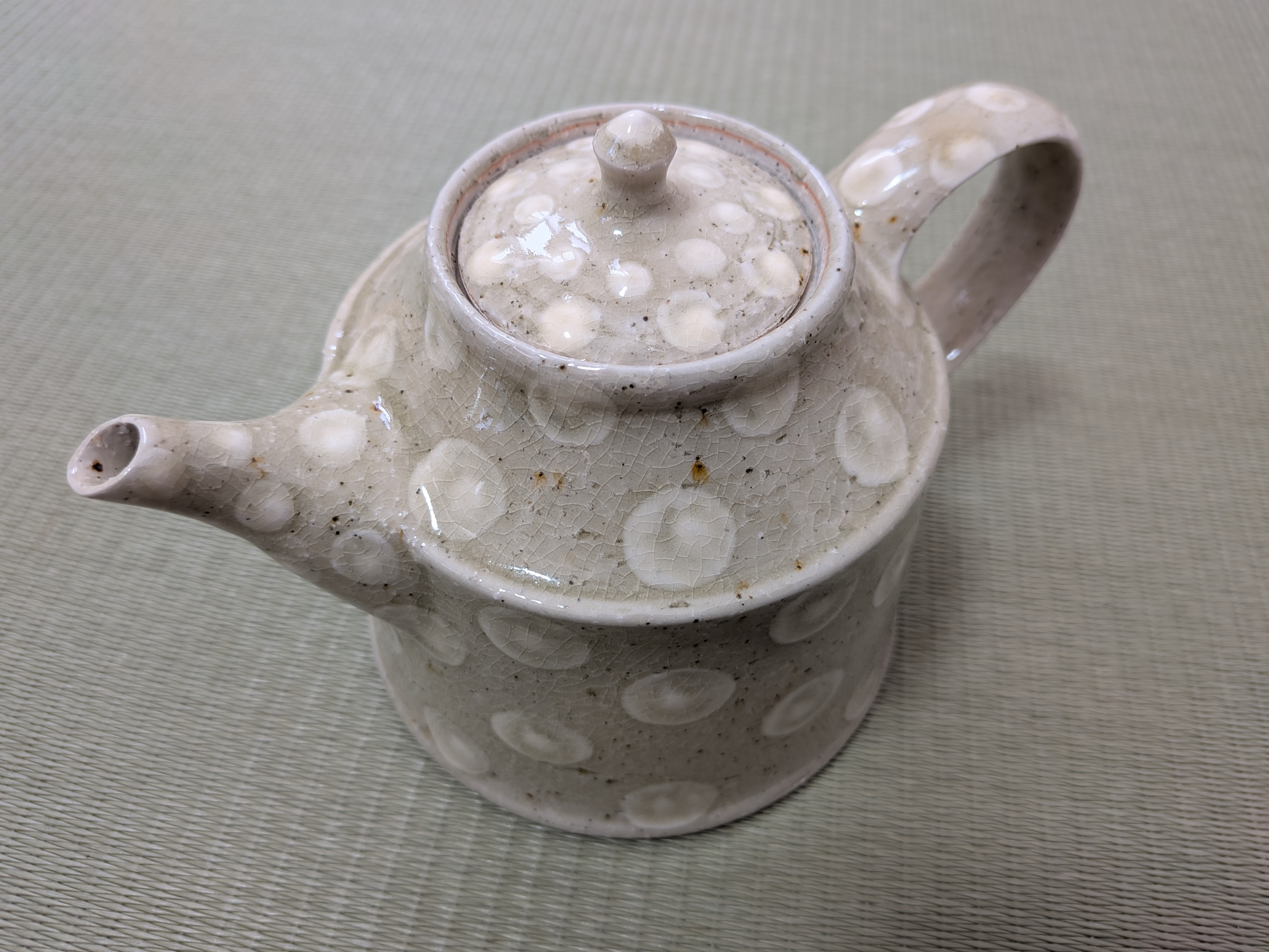 Okinawan Ryukyu Master Yachimun Ceramic Collection: Toubou Makiya Studio - Master Osamu Makiya (真喜屋 修) - Natural Pine-Ash Slip Dot-Pattern Teapot (Matsuhai-yu Tenten Kyūsu / Pot - 松灰釉点打ポット) - thumbnail 4