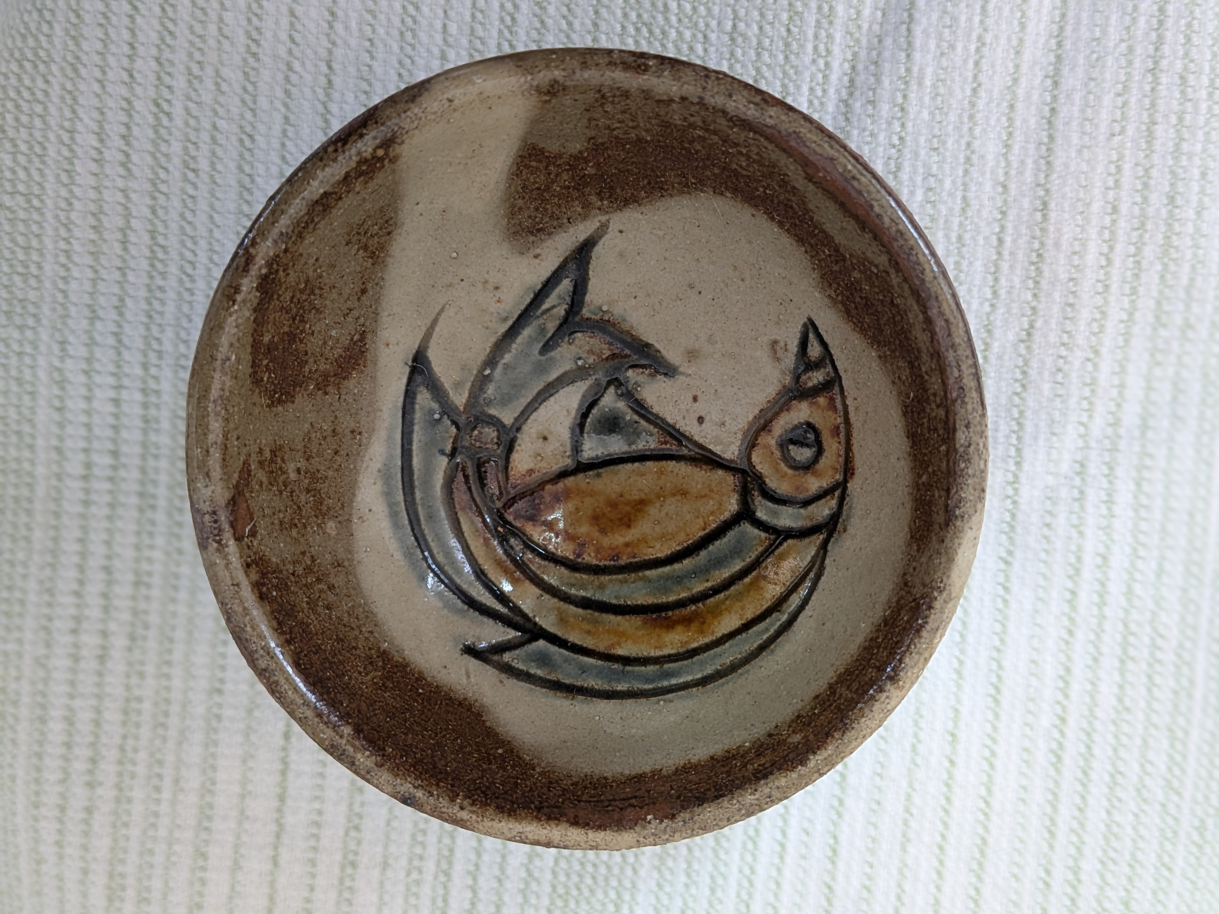Toshio Kinjo Okinawan Yachimun Ceramic Guinomi Sake Cup - Hand-Incised Fish Motif (魚紋) - thumbnail 2