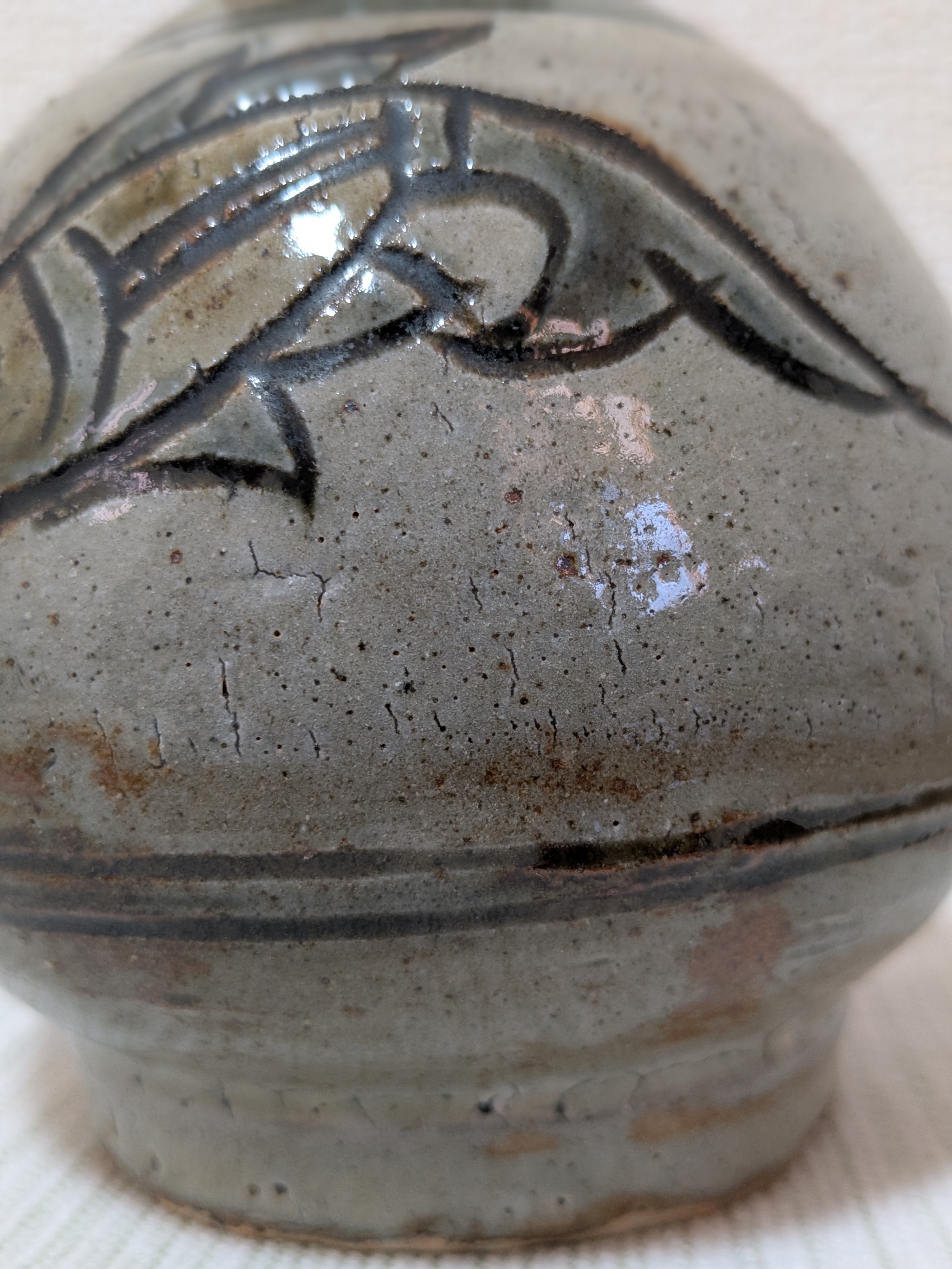 Jiro Kinjo Okinawan Yachimun Ceramic Vase - Hand-Incised Fish Motif (魚紋) - image 2
