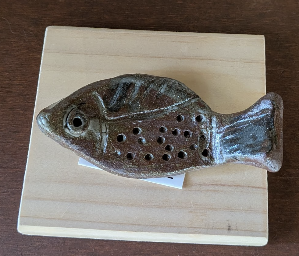 Okinawan Yomitan Yachimun no Sato Craft Collection: Fish Flower Holder (Ichirin-zashi / 一輪挿し) - thumbnail 1