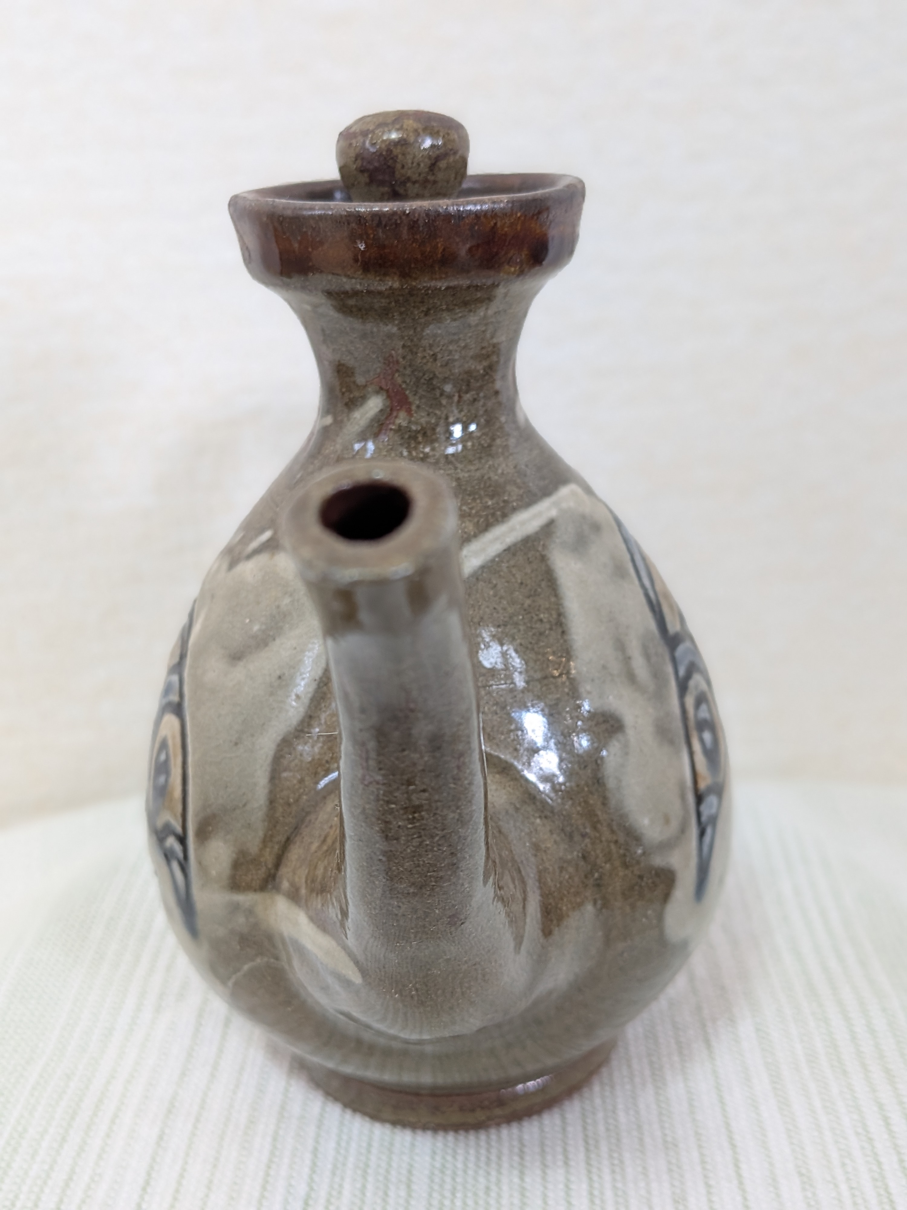 Toshio Kinjo Okinawan Yachimun Ceramic Pot - Hand-Incised Fish Motif (魚紋) - image 2