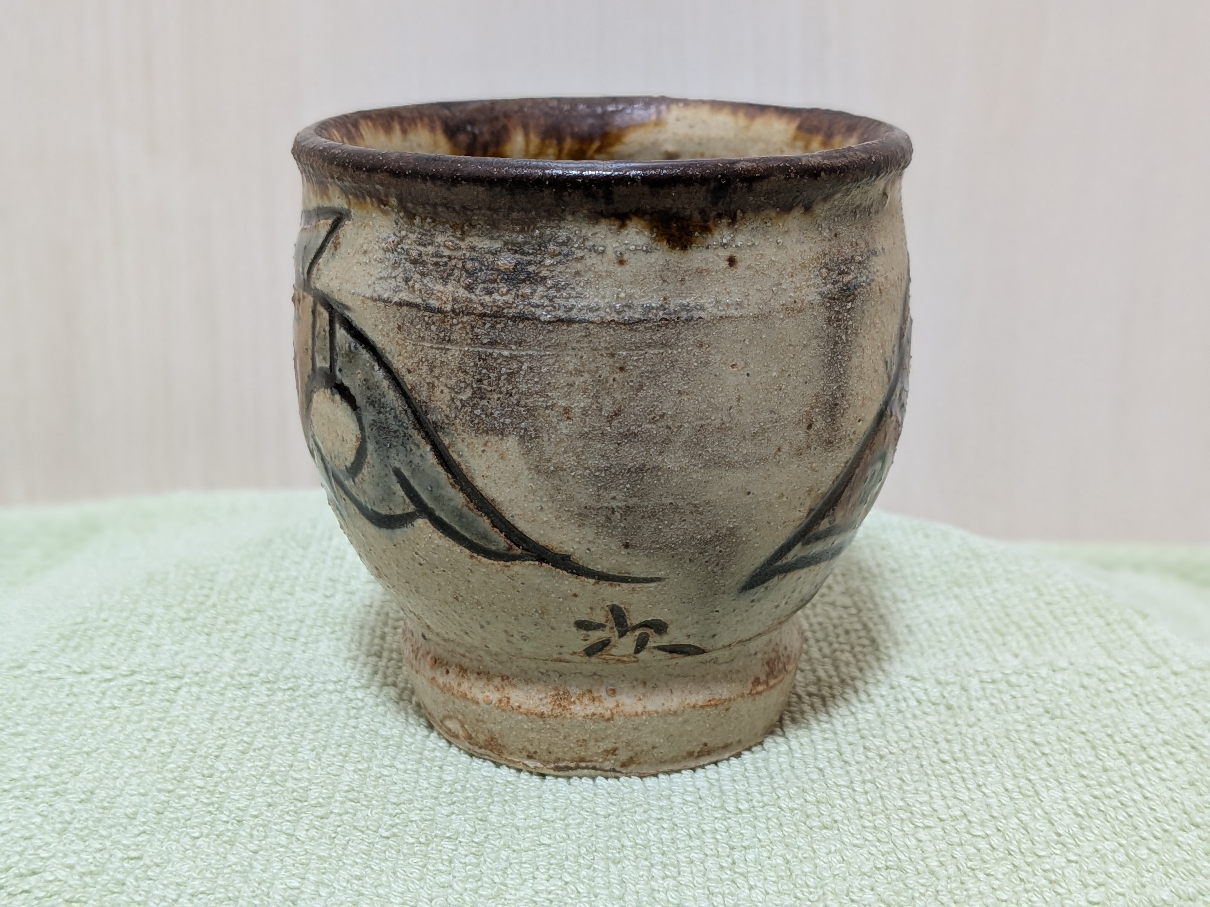 Jiro Kinjo Okinawan Yachimun Ceramic Cup - Hand-Incised Fish Motif (魚紋) - image 3