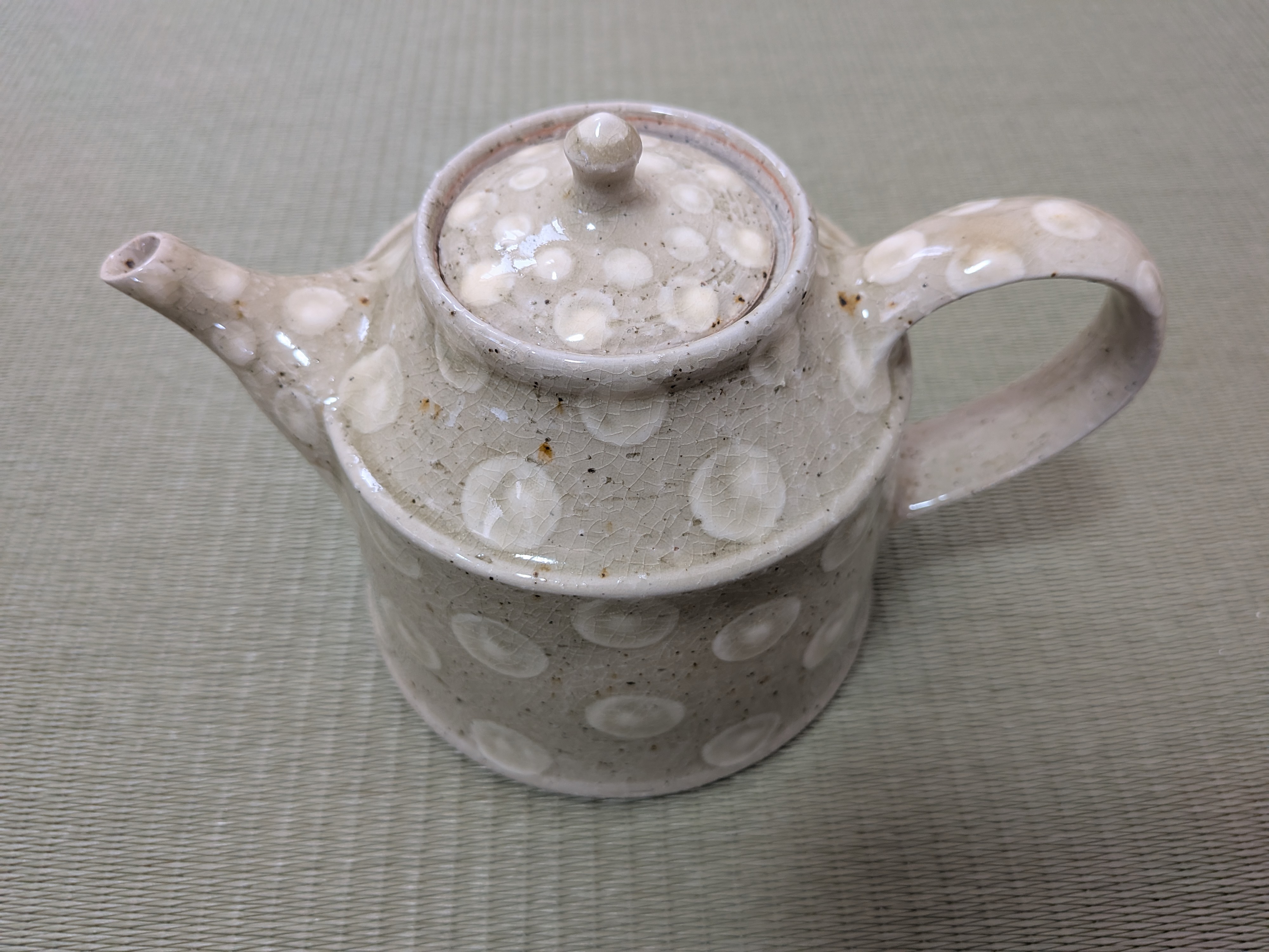 Okinawan Ryukyu Master Yachimun Ceramic Collection: Toubou Makiya Studio - Master Osamu Makiya (真喜屋 修) - Natural Pine-Ash Slip Dot-Pattern Teapot (Matsuhai-yu Tenten Kyūsu / Pot - 松灰釉点打ポット) - image 1