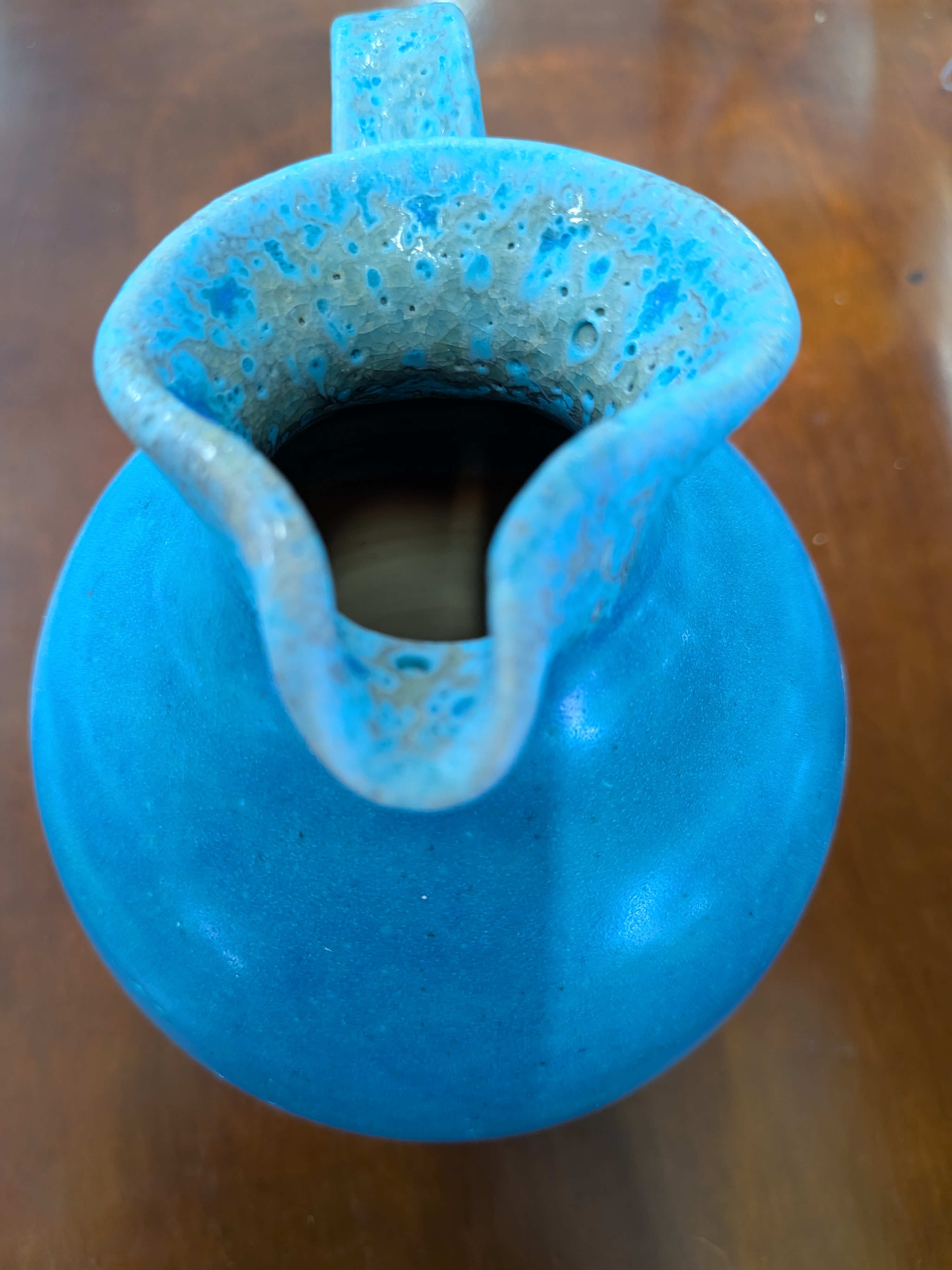 Okinawan "Uruma Blue" Ceramic Collection: Uruma Pottery (うるま陶器) - Master Potter & Studio Founder: Shinji Sato (佐陶 慎児), Hand-Formed "Uruma Blue" Gradient Pitcher / Pourer (Uruma Burū Yūmaki Pitcher — うるま陶器 ピッチャー) - thumbnail 4