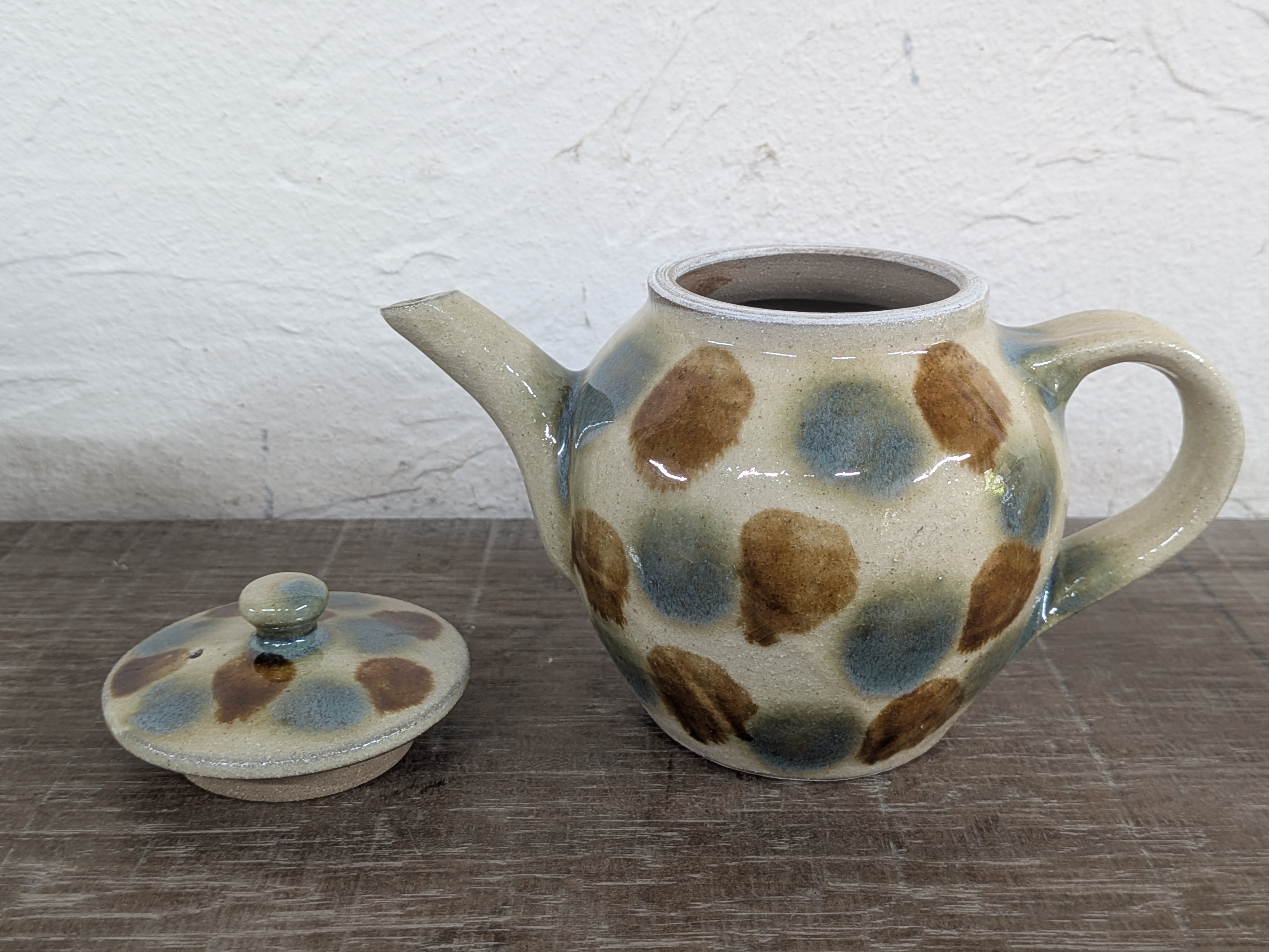 Okinawan Ryukyu Master Yachimun Ceramic Collection: Yomitan Mountain Kiln (Kita-gama) - Senior Master Potter Kyoji Matsuda (松田 共司) - Hand-Formed Polychrome Ten-uchi Tea Pot / Kyūsu, Gosu to Ame Ten-uchi Kyūsu - 呉須に飴点打 急須 / ティーポット - image 3