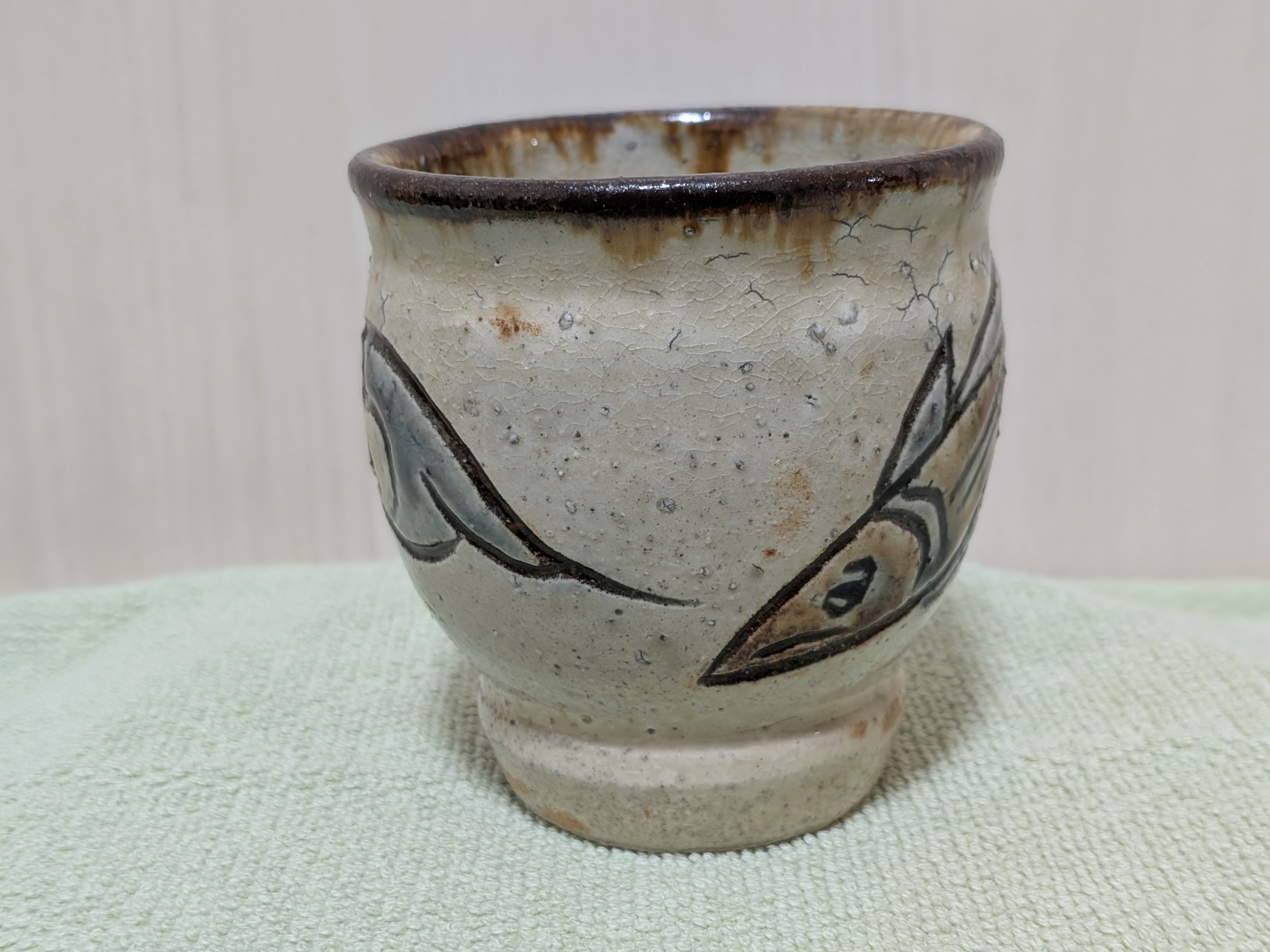 Jiro Kinjo Okinawan Yachimun Ceramic Yunomi Cup - Hand-Incised Fish Motif (魚紋)Description - image 2