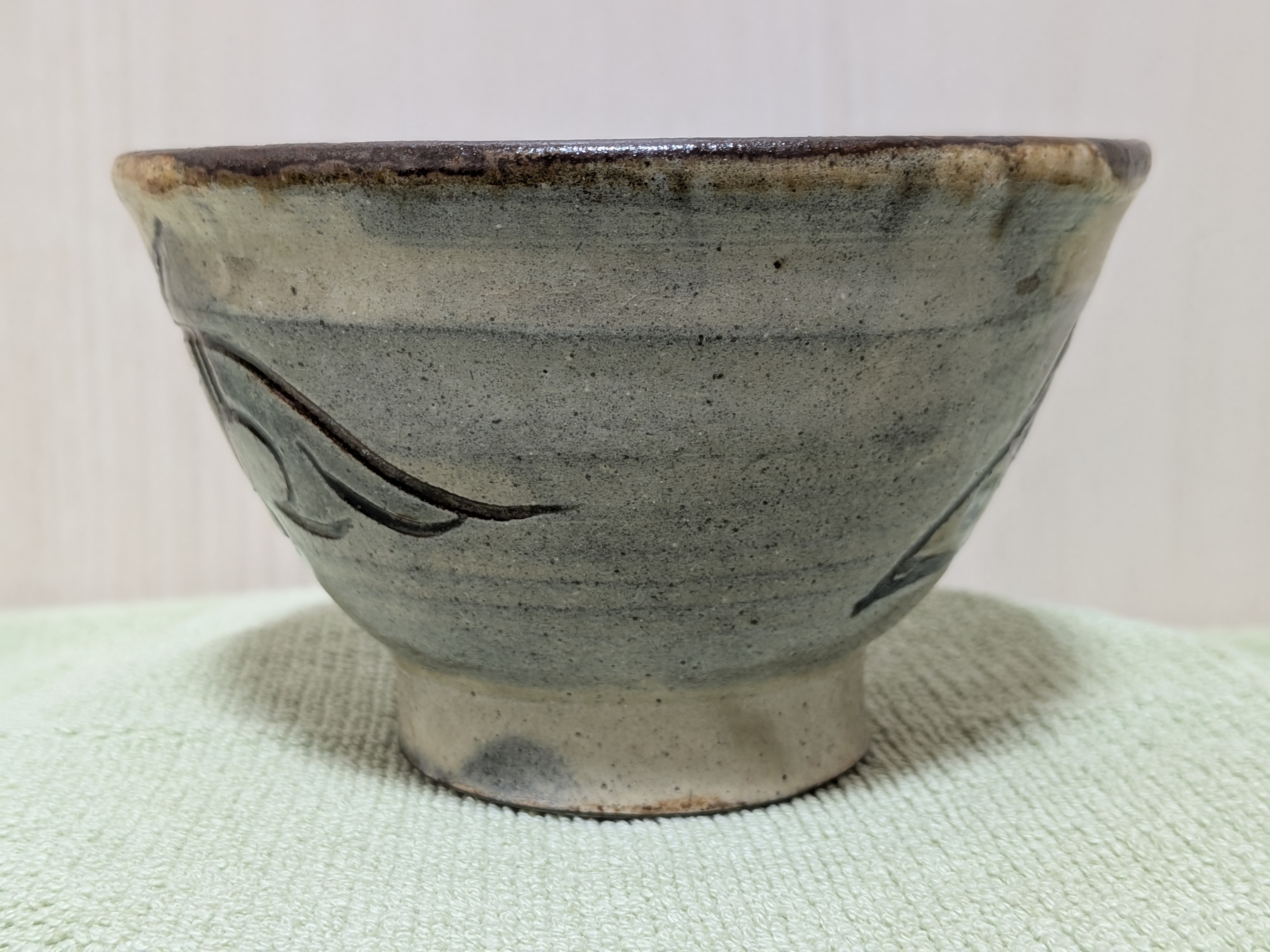Jiro Kinjo Okinawan Yachimun Ceramic Bowl - Hand-Incised Fish Motif (魚紋) - thumbnail 8
