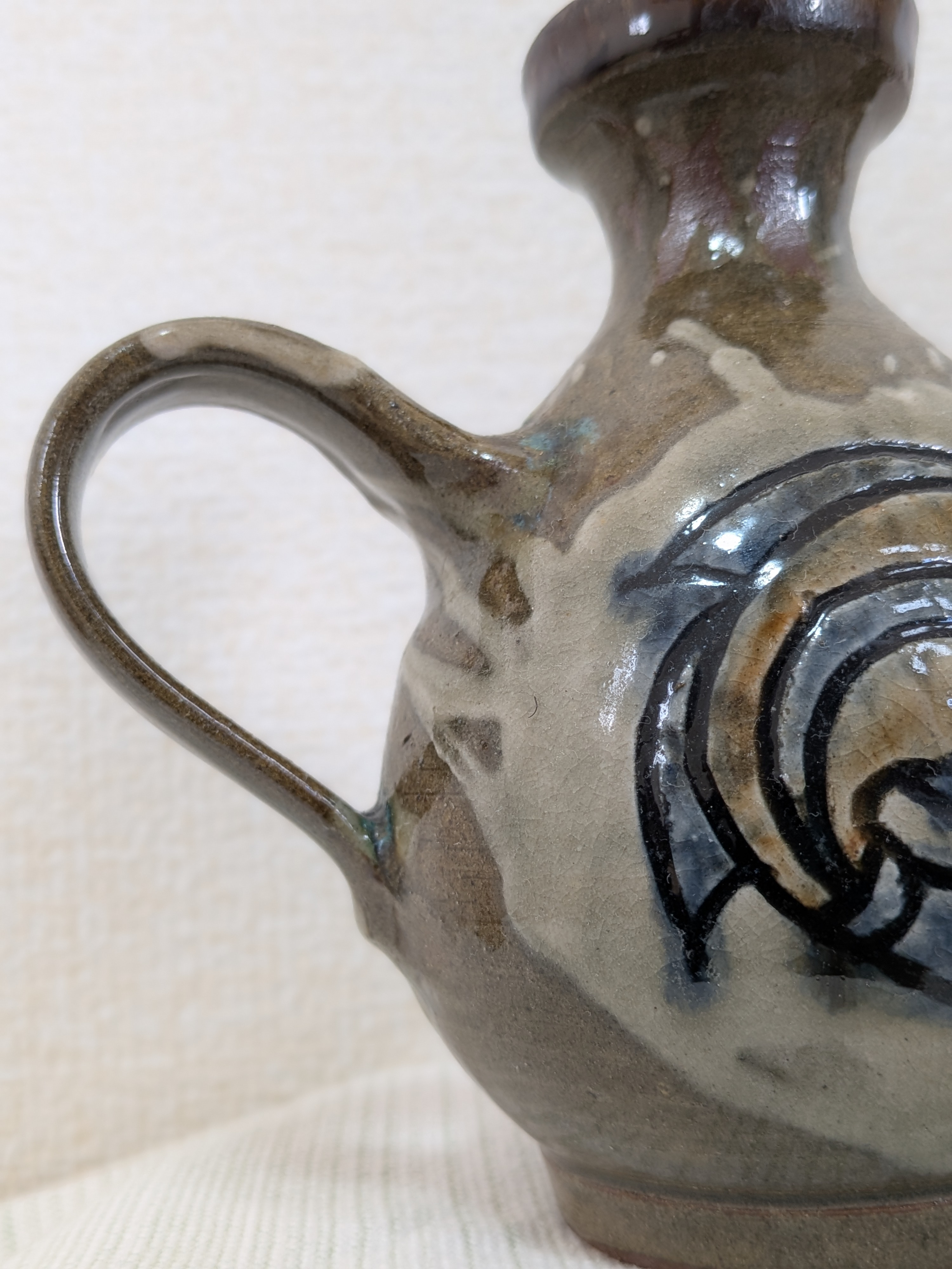 Toshio Kinjo Okinawan Yachimun Ceramic Pot - Hand-Incised Fish Motif (魚紋) - thumbnail 5