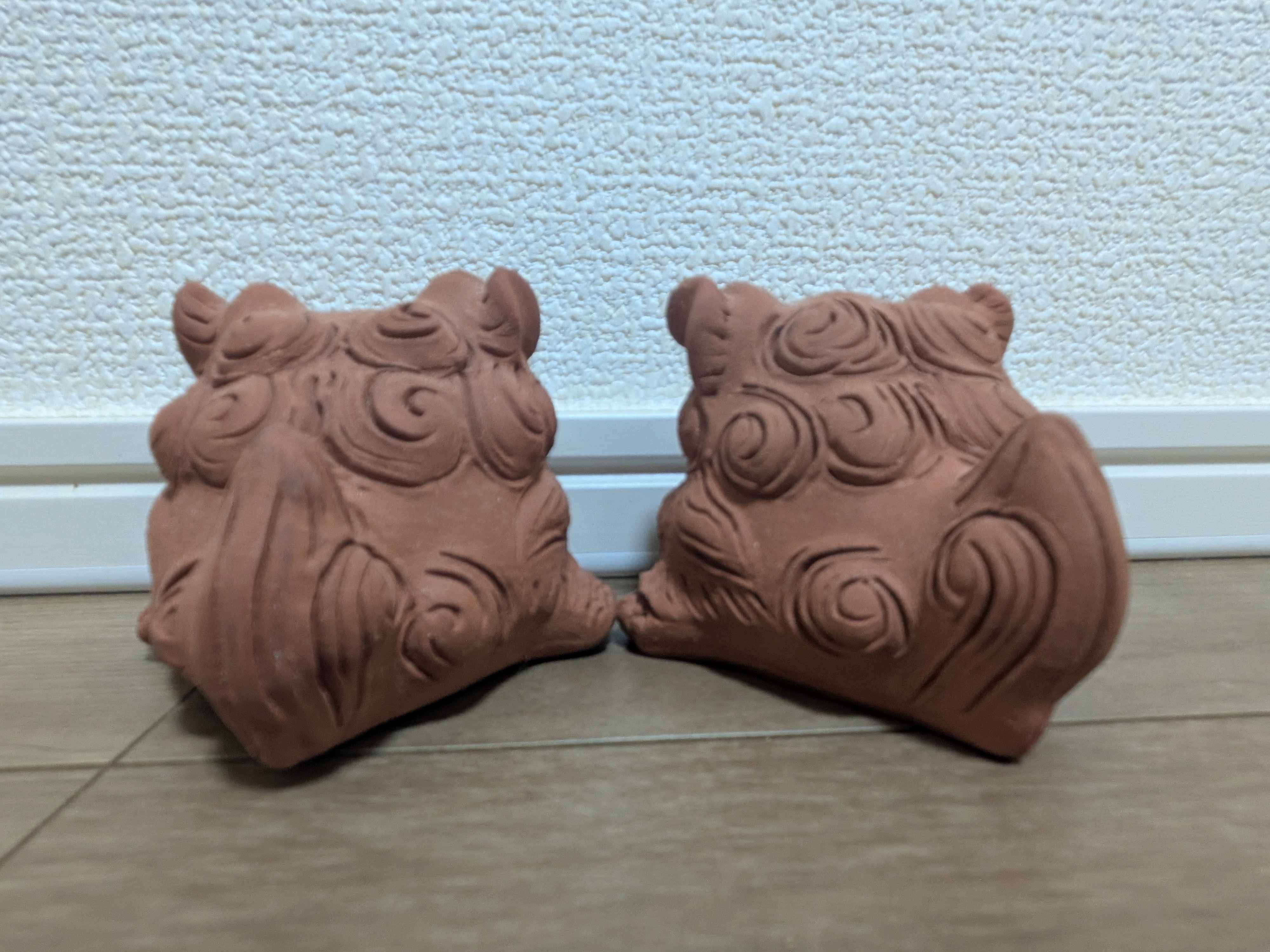 Okinawan Ryukyu Guardian Collection: Handcrafted “Akyamu” Crouching Shisa Guardian Statues - Pair (赤土・伏せシーサー一対) - thumbnail 2