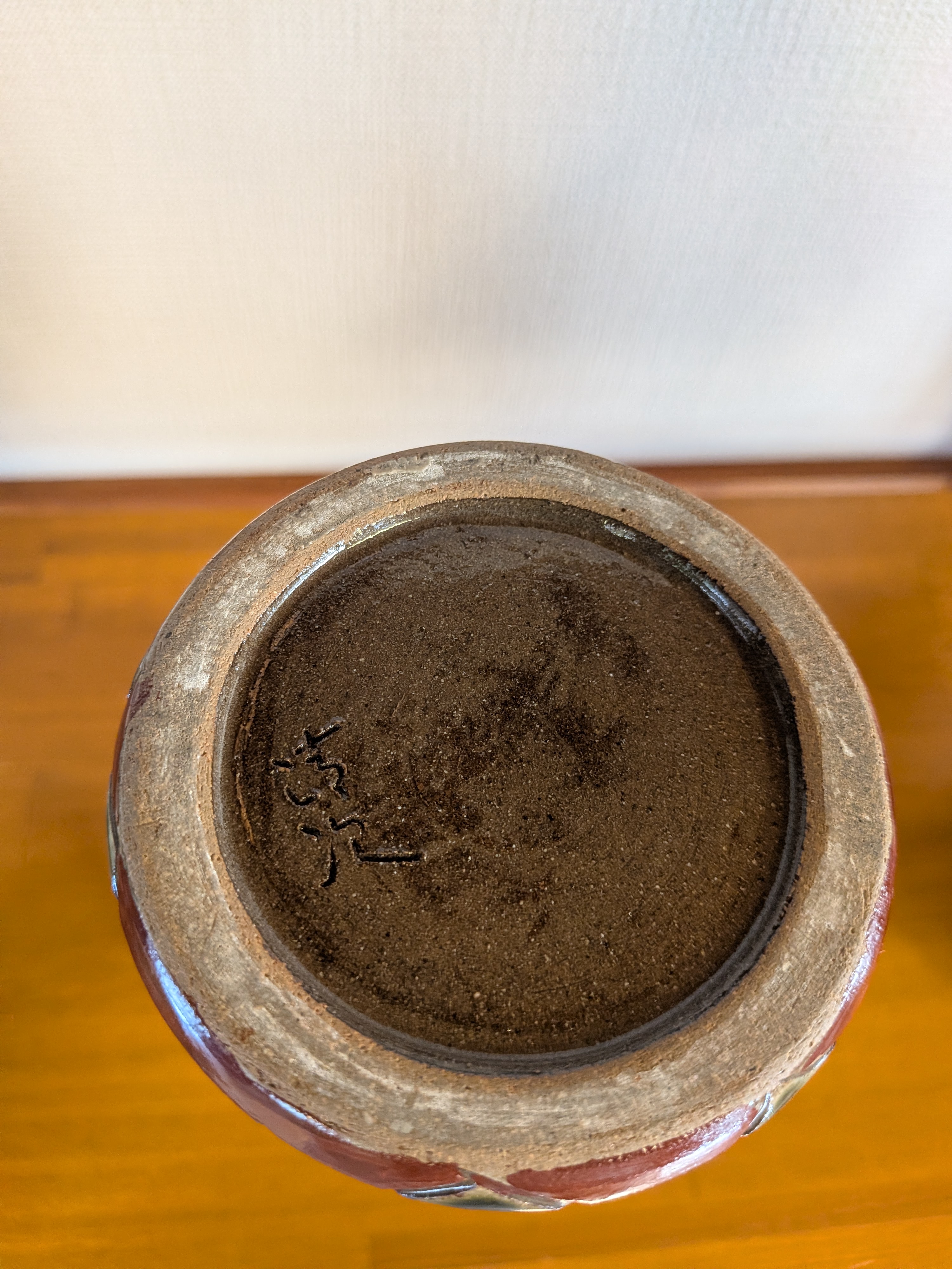 Okinawan Ryukyu Master Yachimun Ceramic Collection: Tousai Gallery Collection - Master Katsumi Arakaki (新垣 克三): High-Relief Slip-Trailed Floral-Scroll Vase, Itchin Karakusa-mon Aka-e Kabin - イチチン唐草文赤絵花瓶 - image 5
