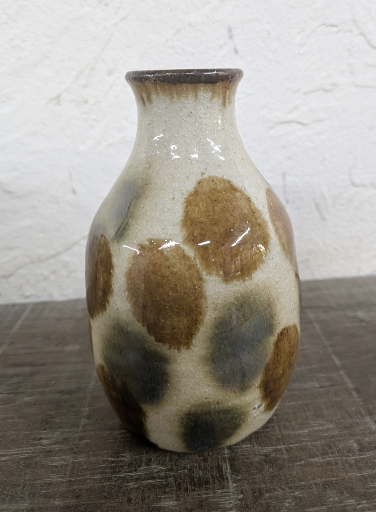 Okinawan Ryukyu Master Yachimun Ceramic Collection: Yomitan Mountain Kiln (Kita-gama) - Senior Master Potter Kyoji Matsuda (松田 共司) - Hand-Formed Polychrome Ten-uchi Tokkuri / Flower Vase, Gosu to Ame Ten-uchi Tokkuri - 呉須に飴点打 徳利 - thumbnail 2