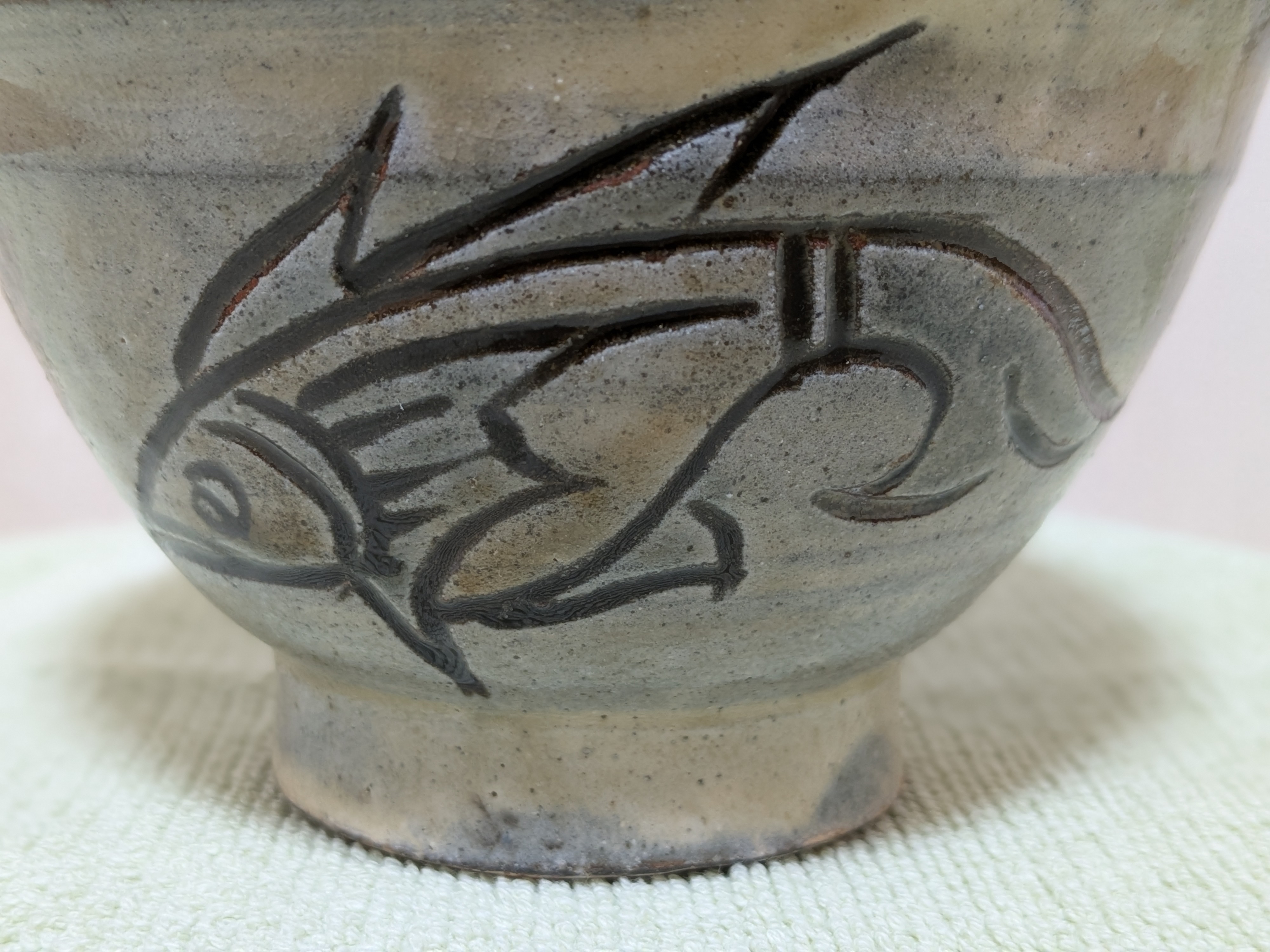 Jiro Kinjo Okinawan Yachimun Ceramic Bowl - Hand-Incised Fish Motif (魚紋) - thumbnail 3