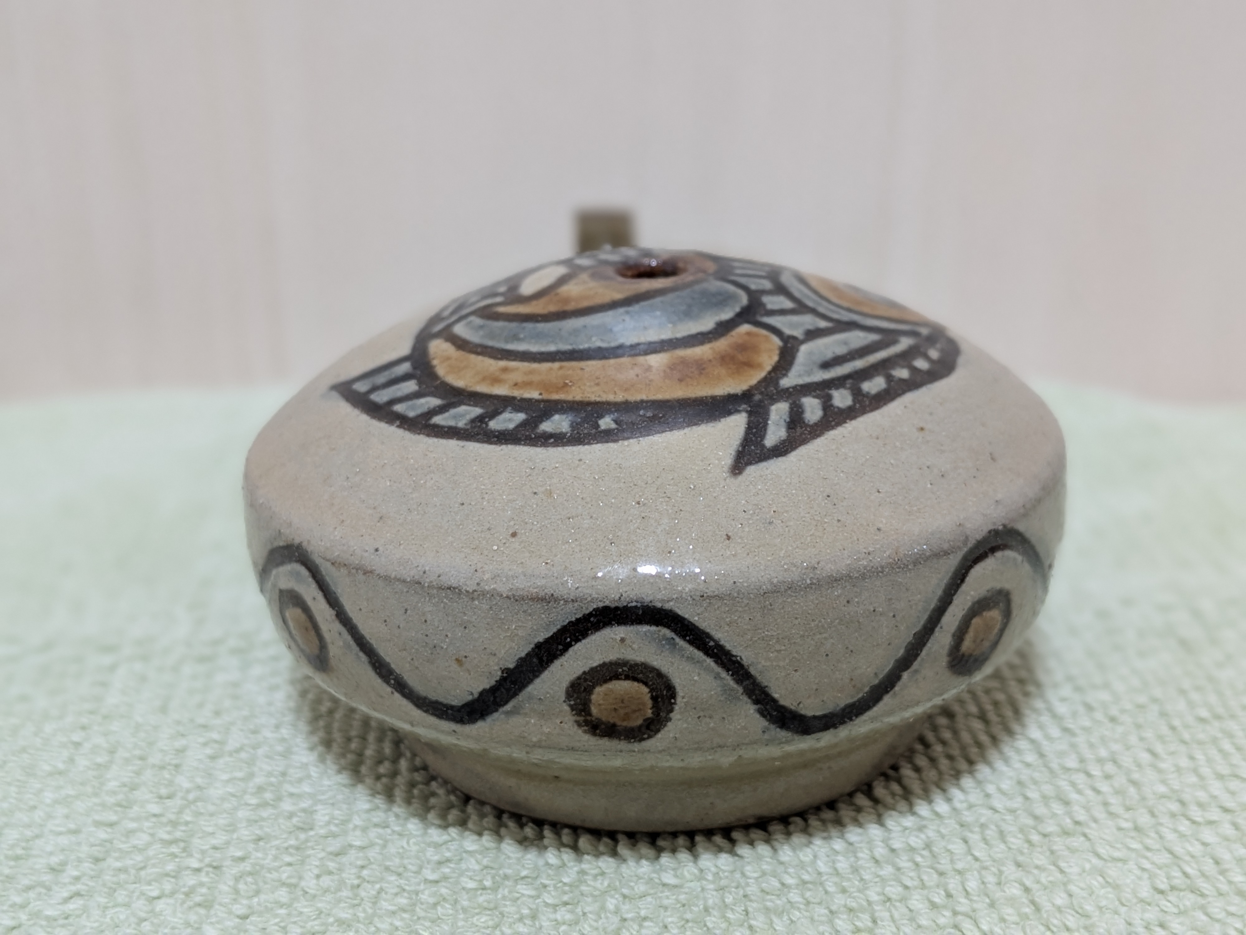 Toshio Kinjo Okinawan Yachimun Ceramic Kara-kara - Hand-Incised Fish Motif (魚紋) - thumbnail 6