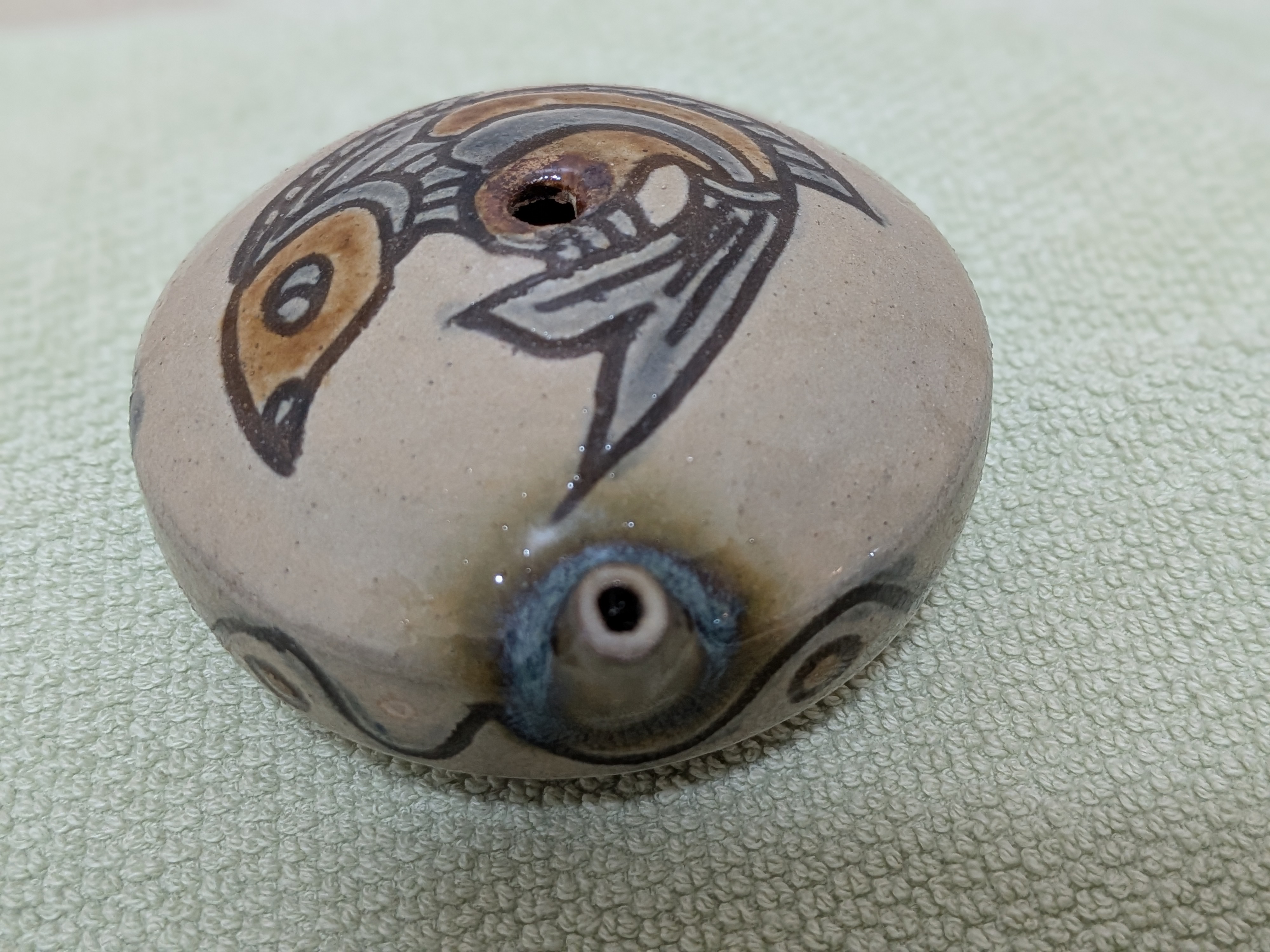 Toshio Kinjo Okinawan Yachimun Ceramic Kara-kara - Hand-Incised Fish Motif (魚紋) - thumbnail 3