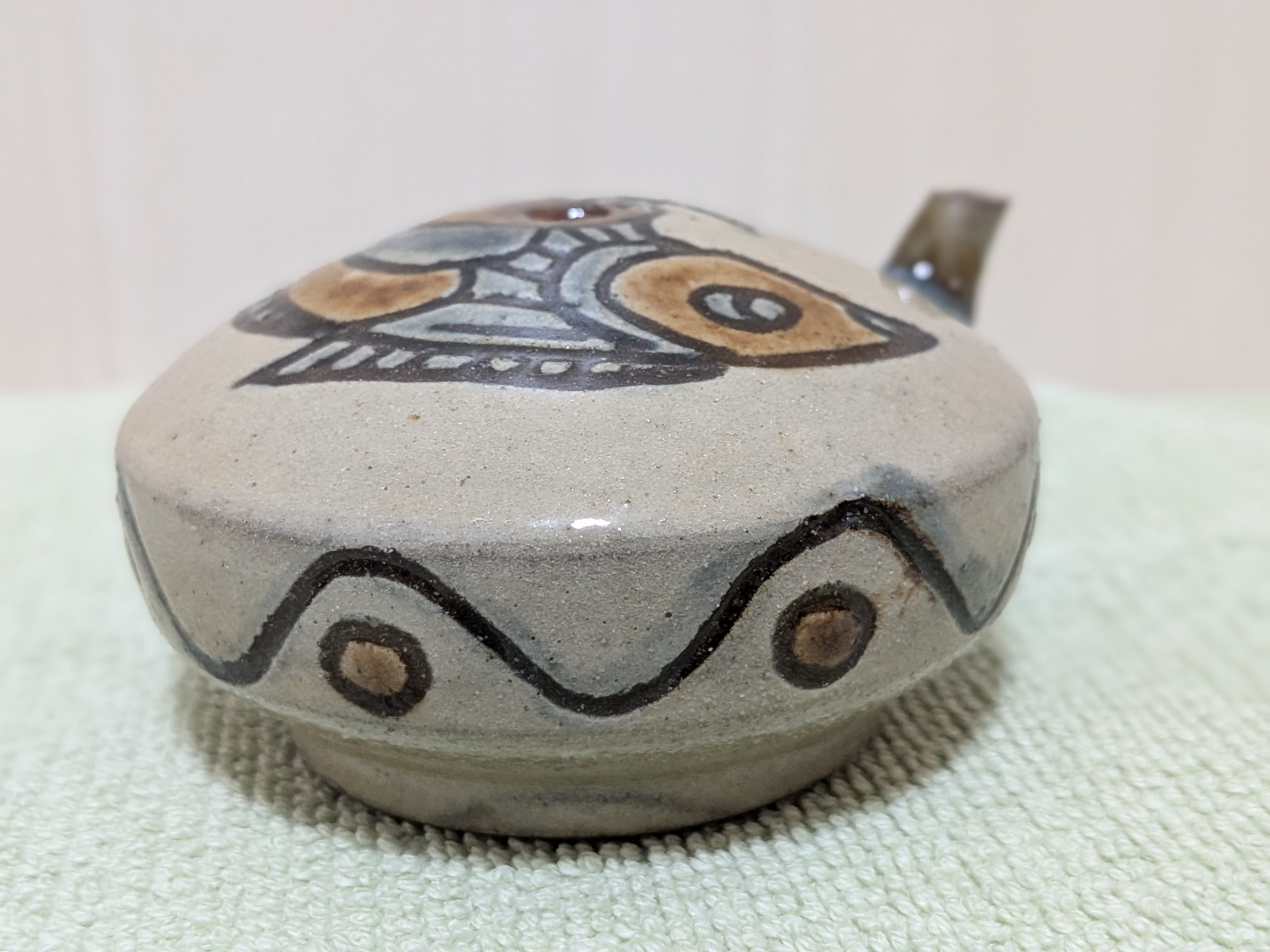 Toshio Kinjo Okinawan Yachimun Ceramic Kara-kara - Hand-Incised Fish Motif (魚紋) - thumbnail 5