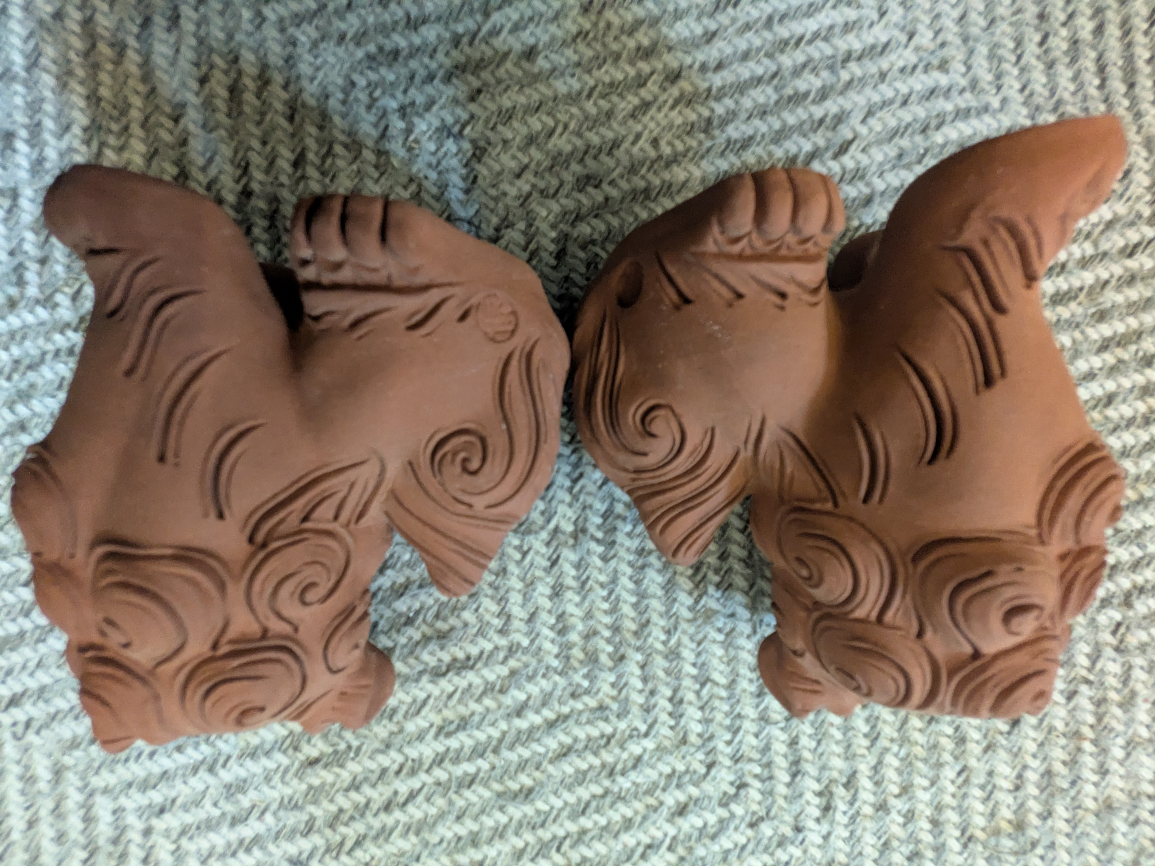 Okinawan Ryukyu Guardian Collection: Master Potter Katsunosuke Futamata (二俣勝之助) - Handcrafted Unglazed “Akyamu” Shisa Guardian Statues, Pair (赤土無釉シーサー一対) - thumbnail 5