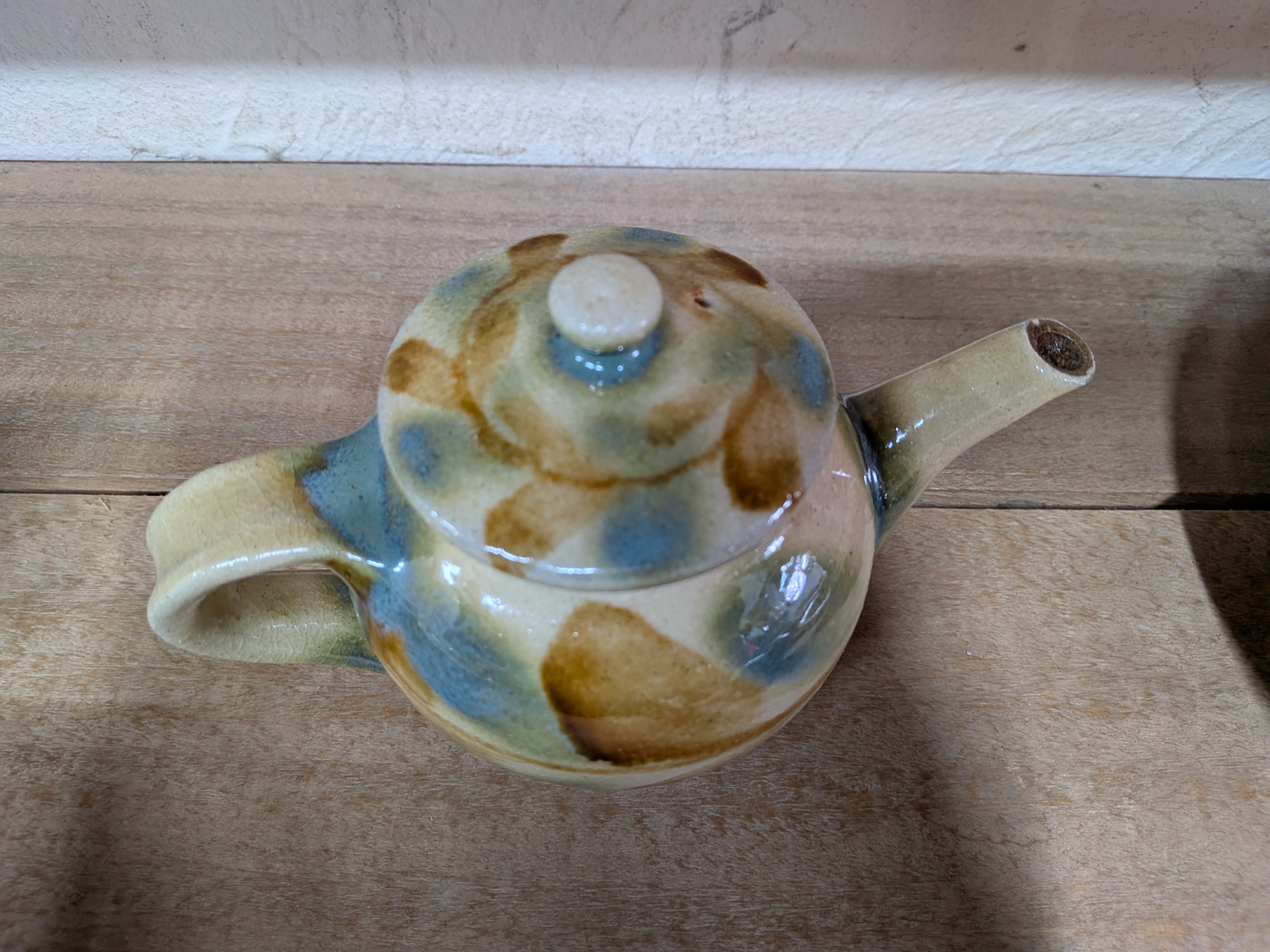 Okinawan Ryukyu Yachimun Fine Art Ceramic Collection: Yomitanzan-Yaki Kita-Gama Studio - Kyōshi Matsuda (松田 共司), Traditional Sansai Splash-Pattern Teapot, Sansai Ame-yu / Gosu Teapot - 三彩 飴釉・呉須 - image 4