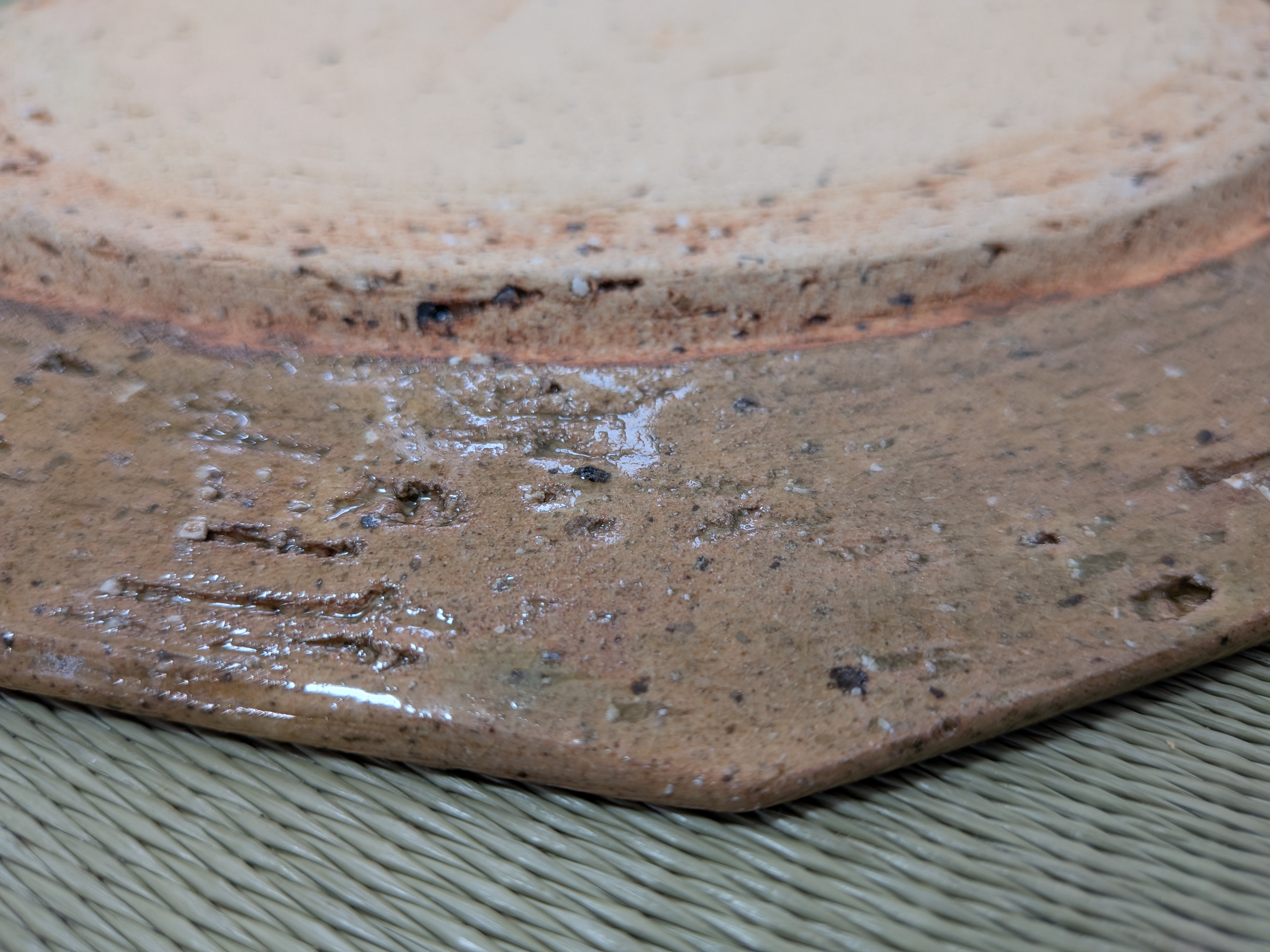 Okinawan Ryukyu Master Yachimun Ceramic Collection: Toubou Makiya Studio - Master Osamu Makiya (真喜屋 修) - Large Pine-Ash Glaze Octagonal Plate (Matsuhai-yu Tagakuzara L — 松灰釉多角皿 L) - thumbnail 4