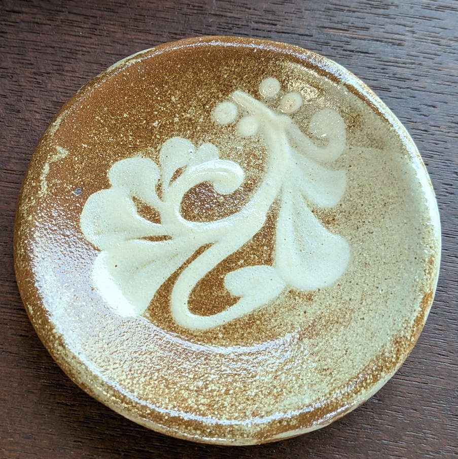 Okinawan Yomitan Yachimun no Sato Craft Collection: Floral Small Plate (Mame-zara / 豆皿) - thumbnail 1