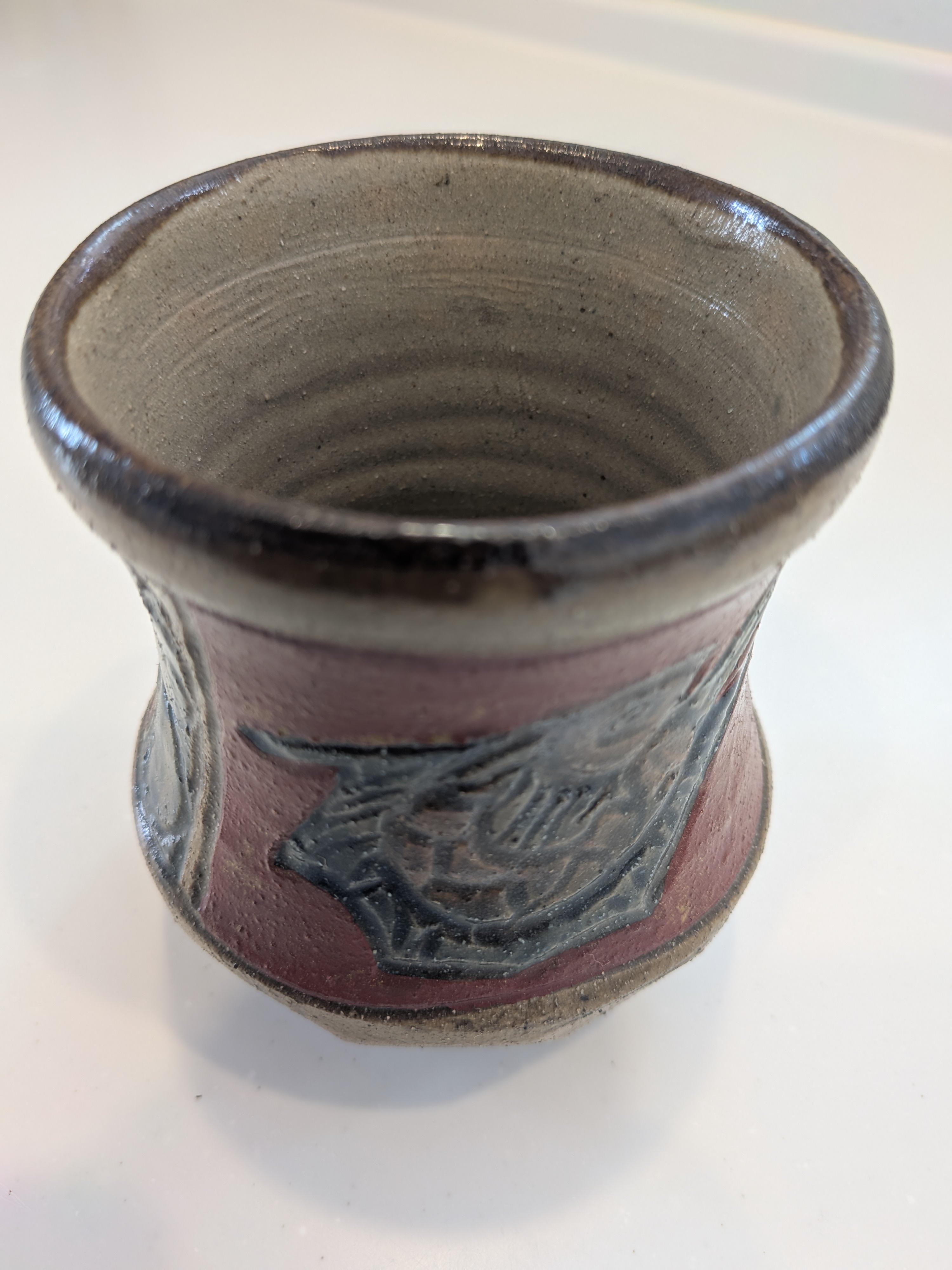 Okinawan Ryukyu Master Yachimun Ceramic Collection - Kiyomasa Touki / Tsuboya Kiln - Master Kiyomasa Kobashigawa (小橋川 清正) - Master Relief-Carved Red-Slip Fish Motif Sake Cup, Akae Gyomon Choko / Guinomi - 魚紋お猪口 - thumbnail 2