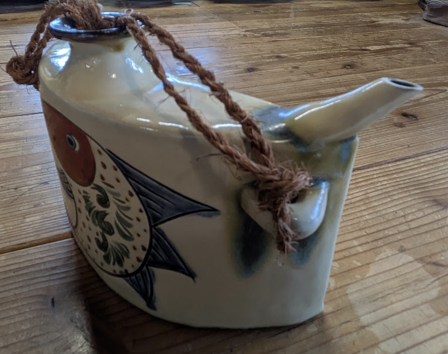 Okinawan Ryukyu Historic Clay Collection: Master Tsunehide Shimabukuro (島袋常秀) - Handcrafted Okinawan Yachimun “Dakibin” Crescent Sake Flask / Vessel (抱瓶・魚紋) - thumbnail 3