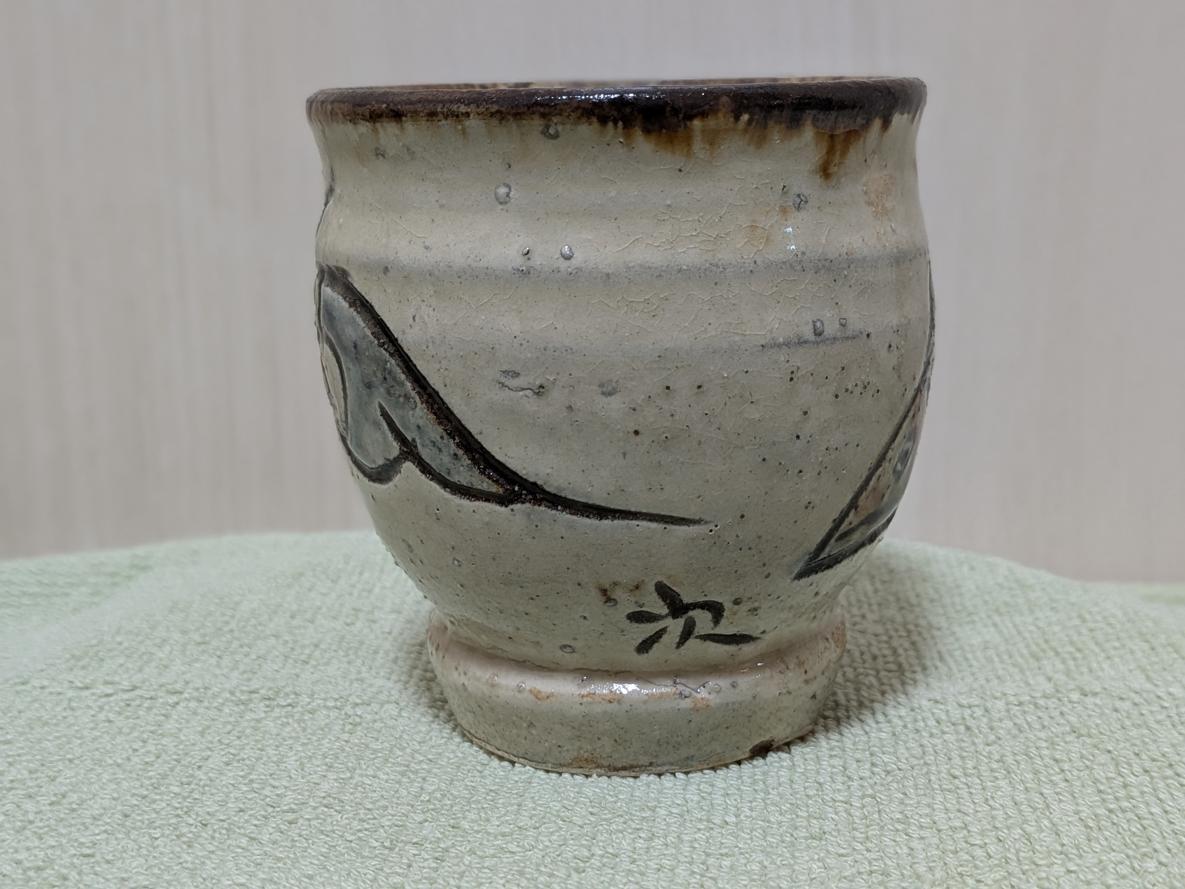 Jiro Kinjo Okinawan Yachimun Ceramic Yunomi Cup - Hand-Incised Fish Motif (魚紋)Description - thumbnail 5
