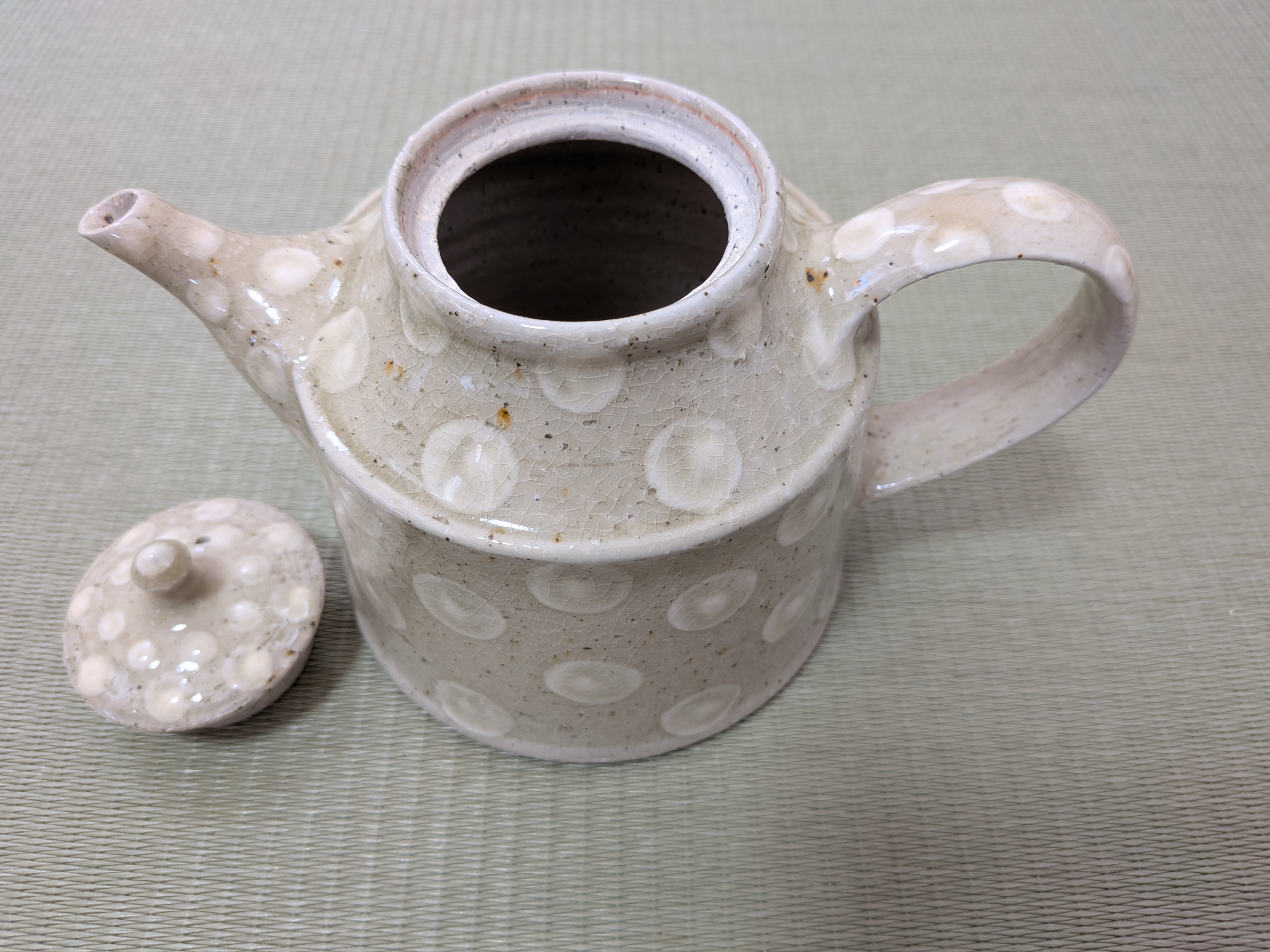Okinawan Ryukyu Master Yachimun Ceramic Collection: Toubou Makiya Studio - Master Osamu Makiya (真喜屋 修) - Natural Pine-Ash Slip Dot-Pattern Teapot (Matsuhai-yu Tenten Kyūsu / Pot - 松灰釉点打ポット) - image 5