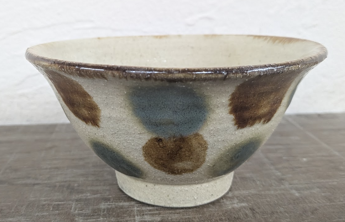 Okinawan Ryukyu Master Yachimun Ceramic Collection: Yomitan Mountain Kiln (Kita-gama) - Senior Master Potter Kyoji Matsuda (松田 共司) - Hand-Formed Polychrome Ten-uchi Rice Bowl / Makai, Gosu to Ame Ten-uchi Mawan / Makai - 呉須に飴点打 マカイ / 飯椀 - image 1