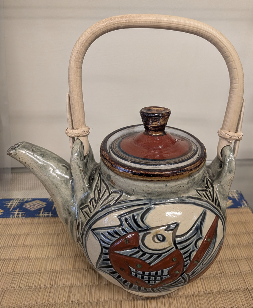 Okinawan Ryukyu Master Yachimun Ceramic Collection: Niou Kiln (仁王窯) & Arakaki Studio Lineage - Master Isao Arakaki (新垣 勲) - Hand-Carved Polychrome Fish-Motif Teapot, Gyomon Senbori Aka-e Kyusu - 魚紋線彫赤絵急須 - thumbnail 1
