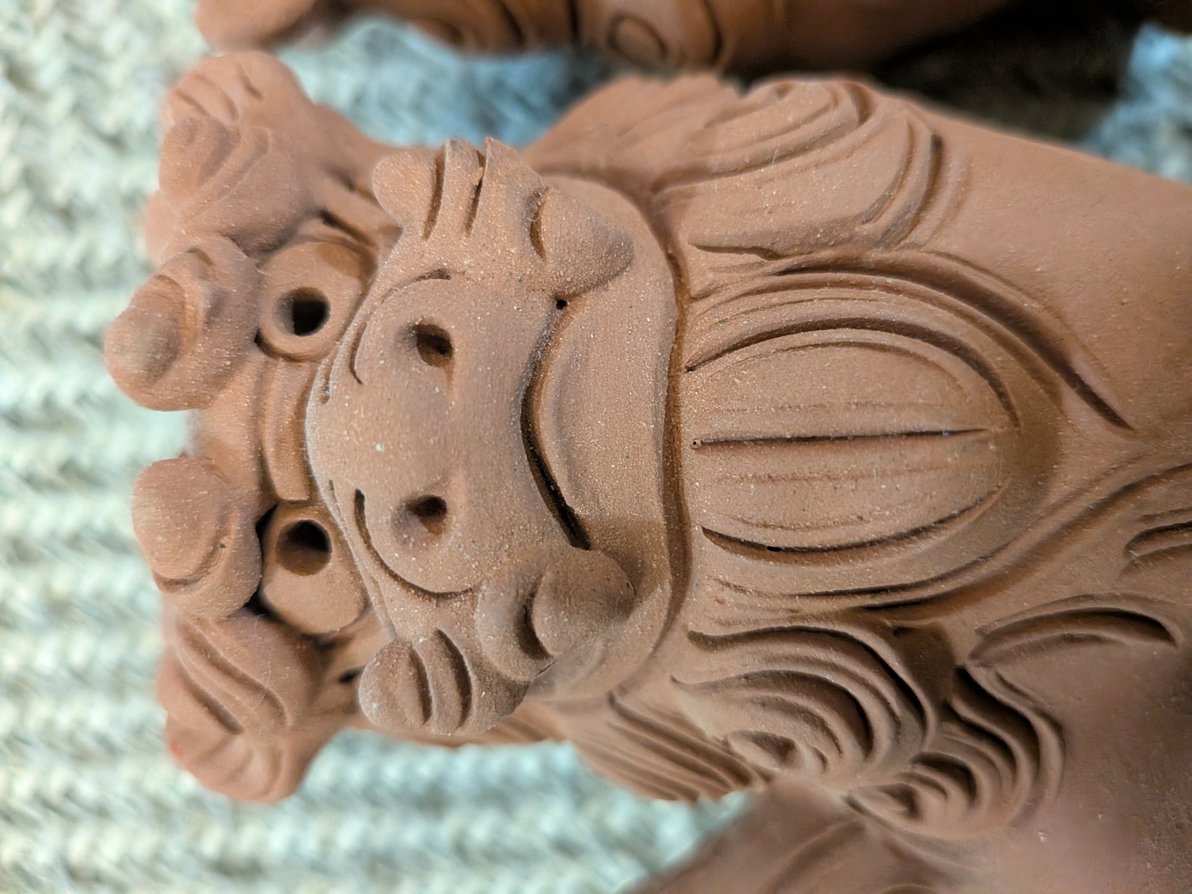 Okinawan Ryukyu Guardian Collection: Master Potter Katsunosuke Futamata (二俣勝之助) - Handcrafted Unglazed “Akyamu” Shisa Guardian Statues, Pair (赤土無釉シーサー一対) - thumbnail 3