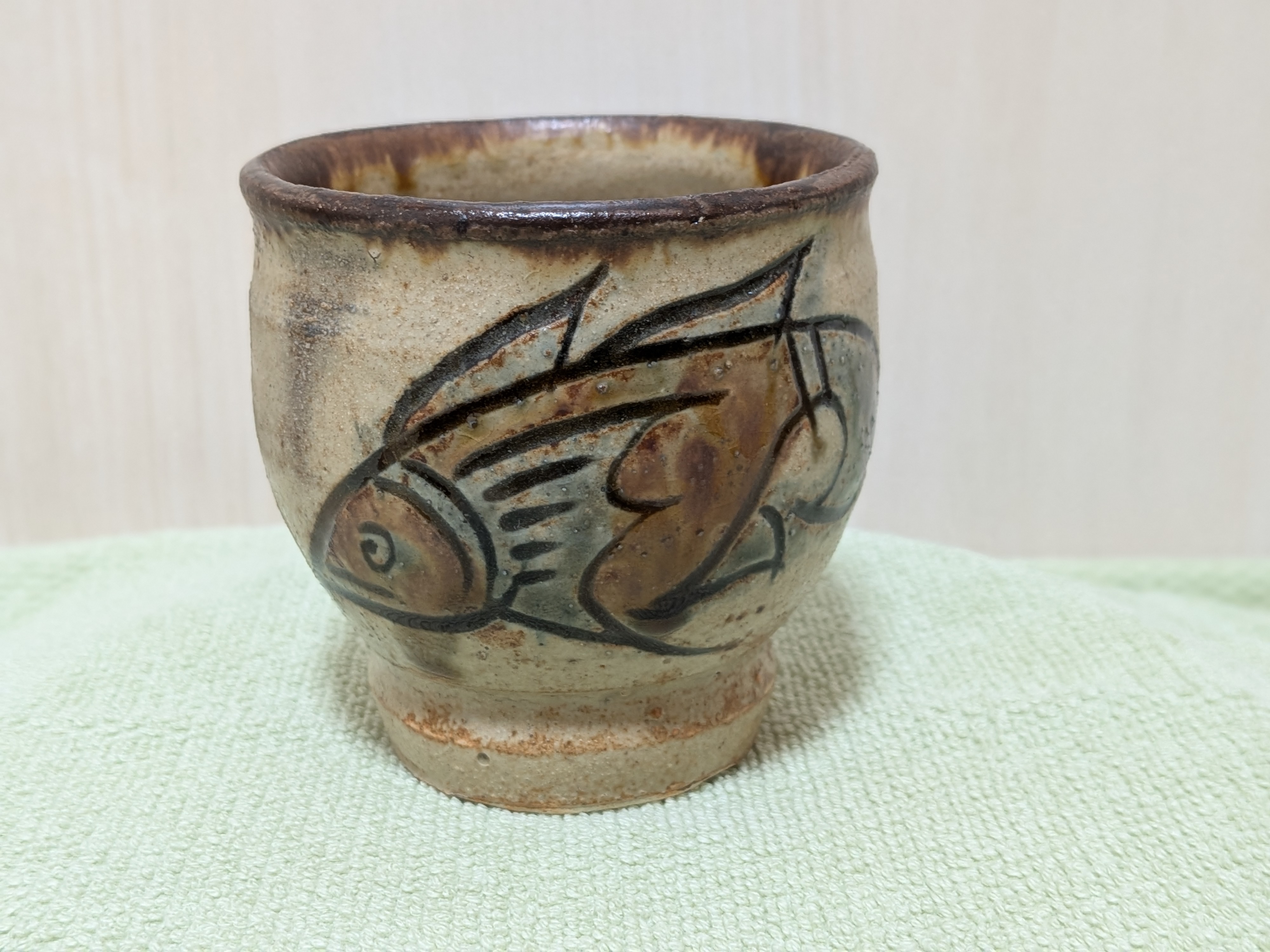 Jiro Kinjo Okinawan Yachimun Ceramic Cup - Hand-Incised Fish Motif (魚紋) - thumbnail 4
