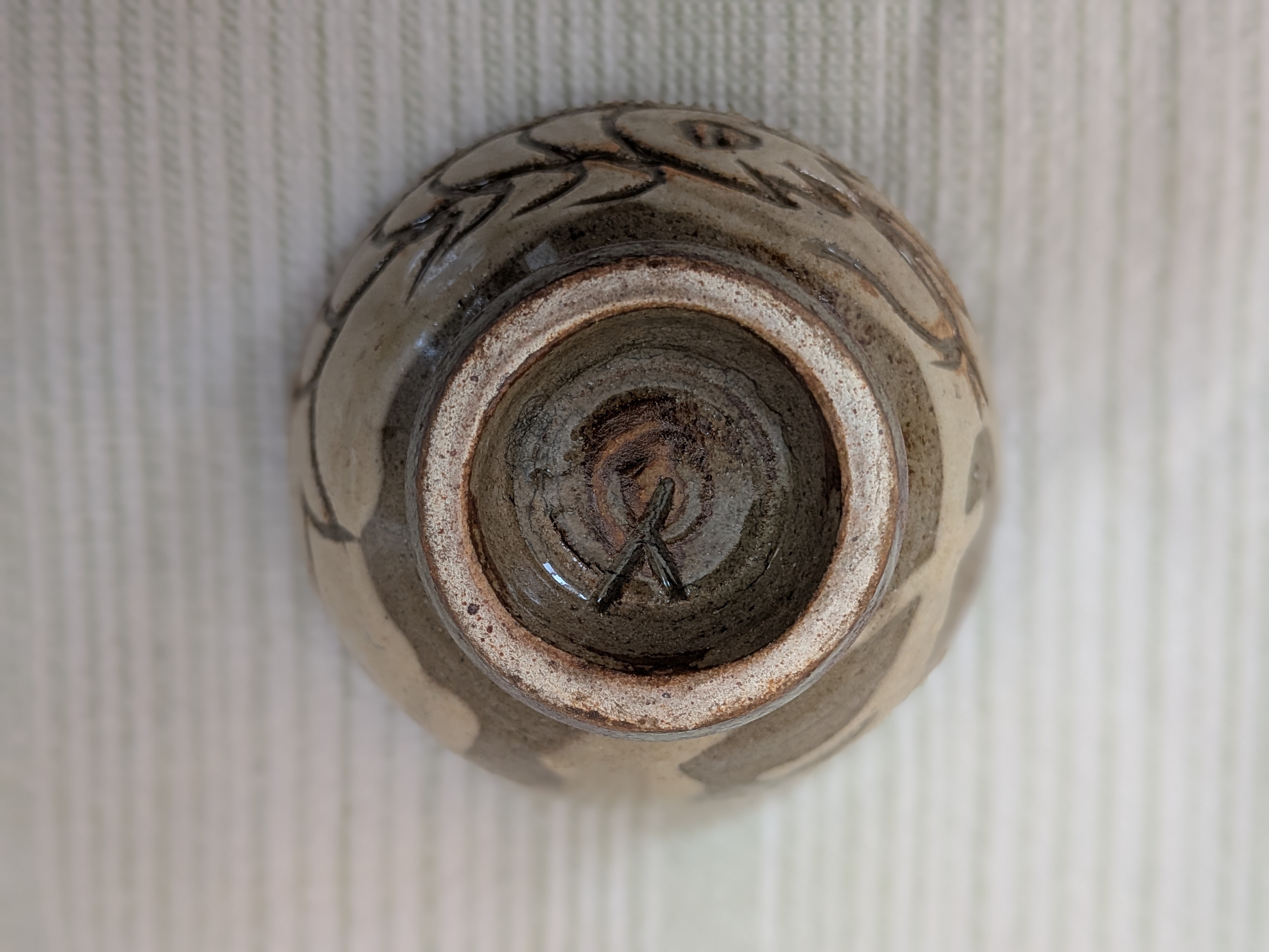 Toshio Kinjo Okinawan Yachimun Ceramic Guinomi Sake Cup - Hand-Incised Fish Motif (魚紋) - thumbnail 4