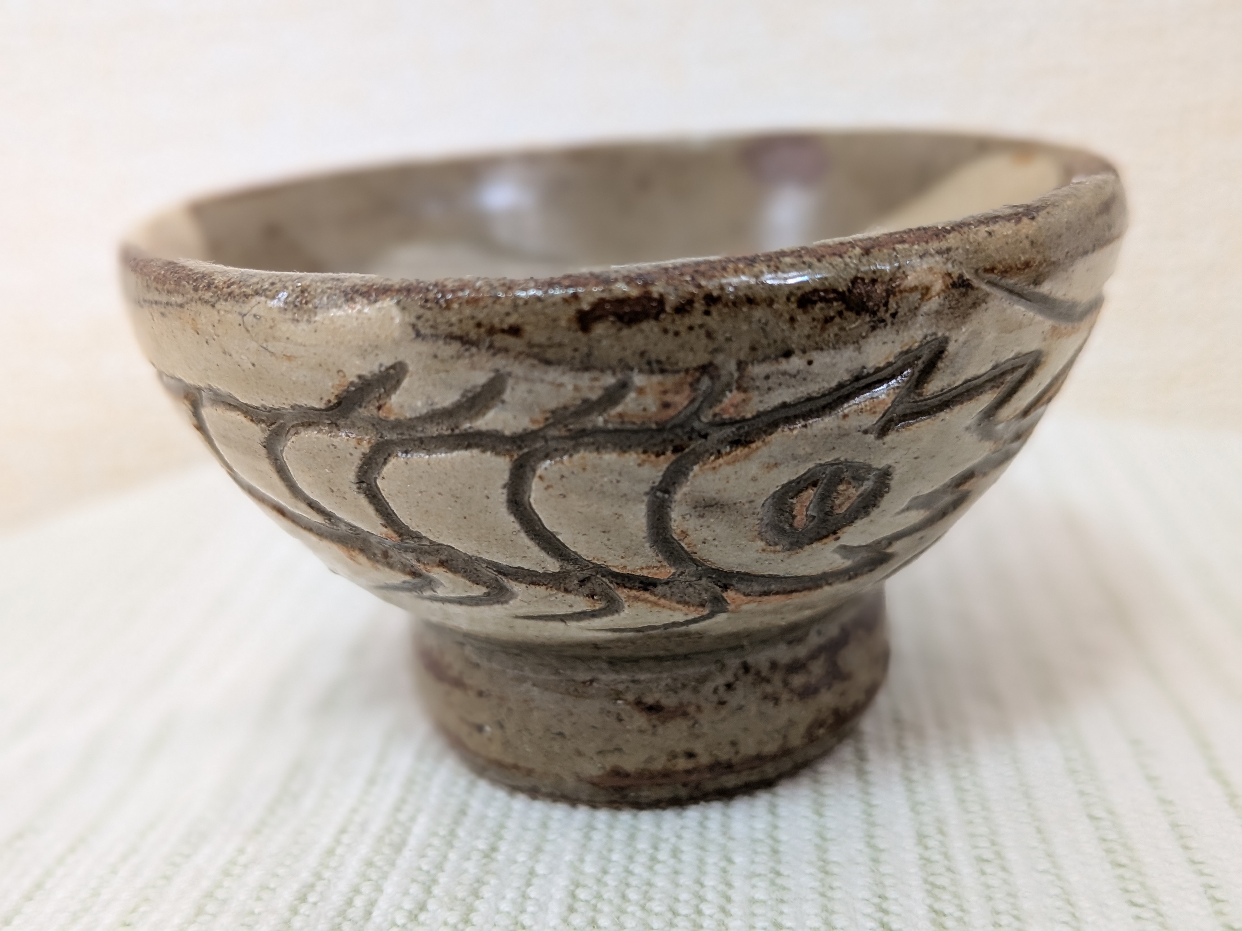 Toshio Kinjo Okinawan Yachimun Ceramic Guinomi Sake Cup - Hand-Incised Fish Motif (魚紋) - thumbnail 1