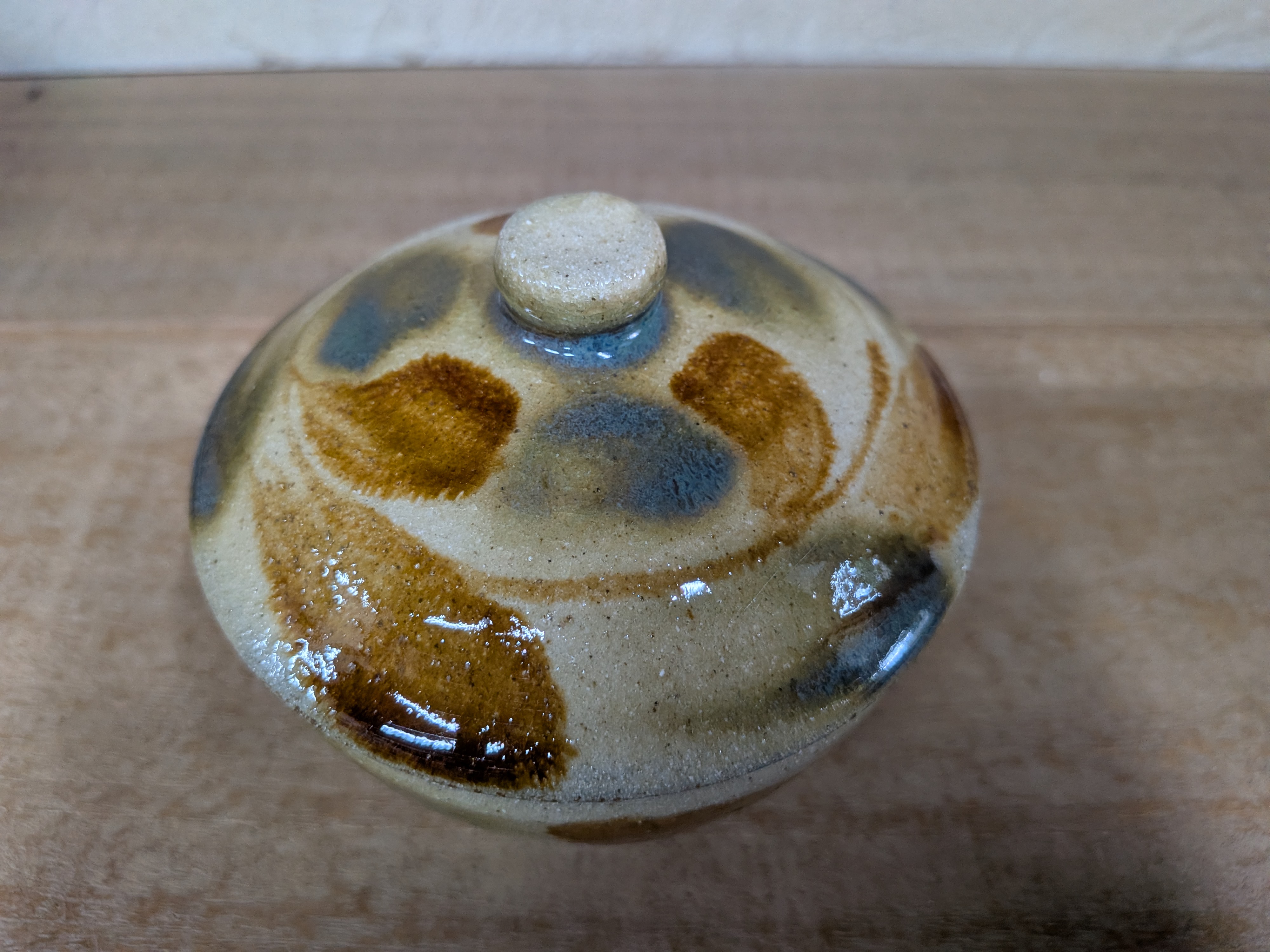 Okinawan Ryukyu Master Yachimun Ceramic Collection: Yomitanzan-Yaki Kita-Gama Studio - Master Kyōshi Matsuda (松田 共司), Traditional Splash-Pattern Covered Sugar Bowl / Salt Jar (Sansai Lidded Bowl - 三彩 蓋付小鉢 / 蓋物) - image 3
