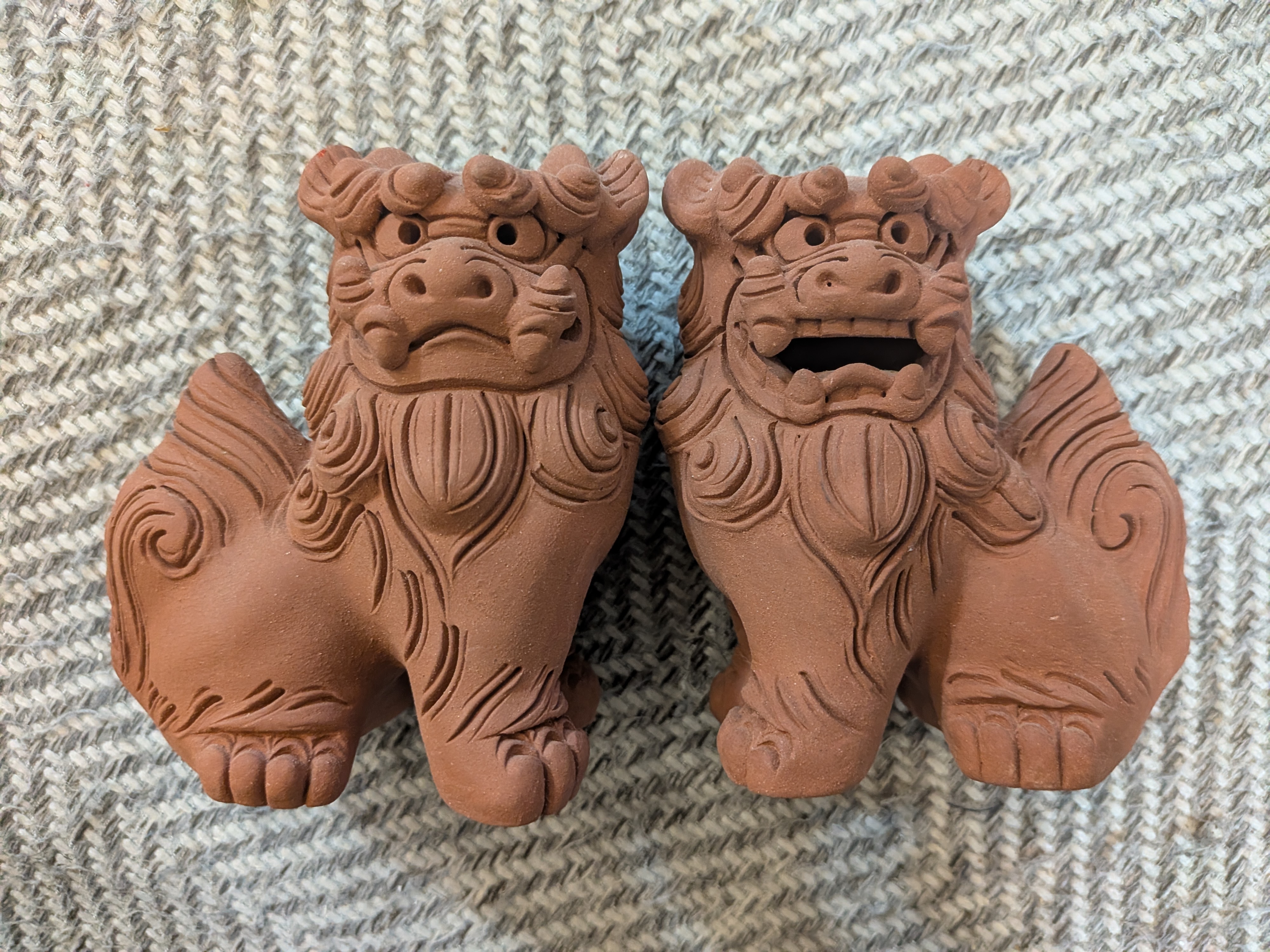 Okinawan Ryukyu Guardian Collection: Hancraft Akyamu Shisa Guardians - Handcrafted Unglazed “Akyamu” Shisa Guardian Statues, Pair (赤土無釉シーサー一対) - thumbnail 1